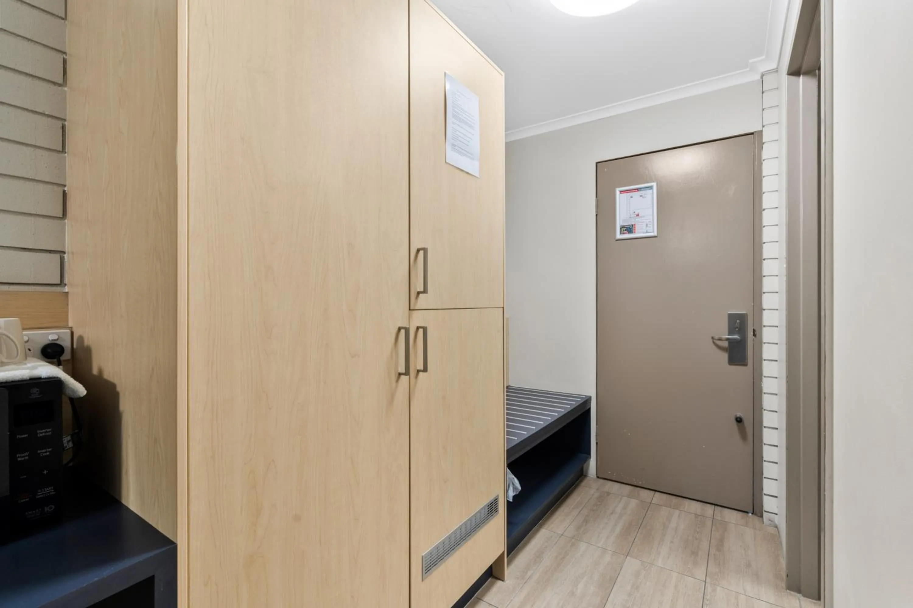 wardrobe, Bed in Morayfield Tavern