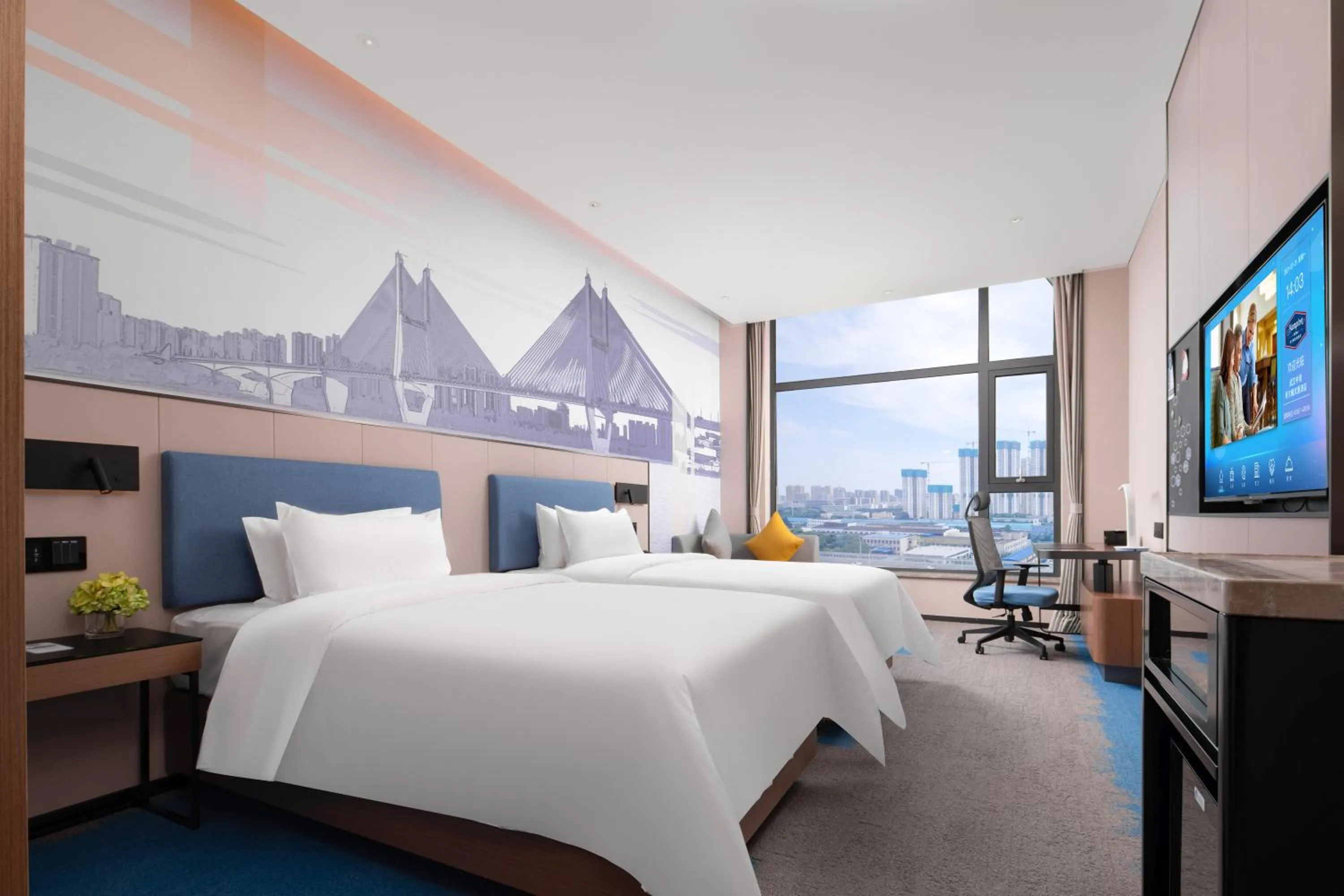 Photo of the whole room, Bed in Hilton Hotel by Hampton Wuhan Zhongnan Street Branch