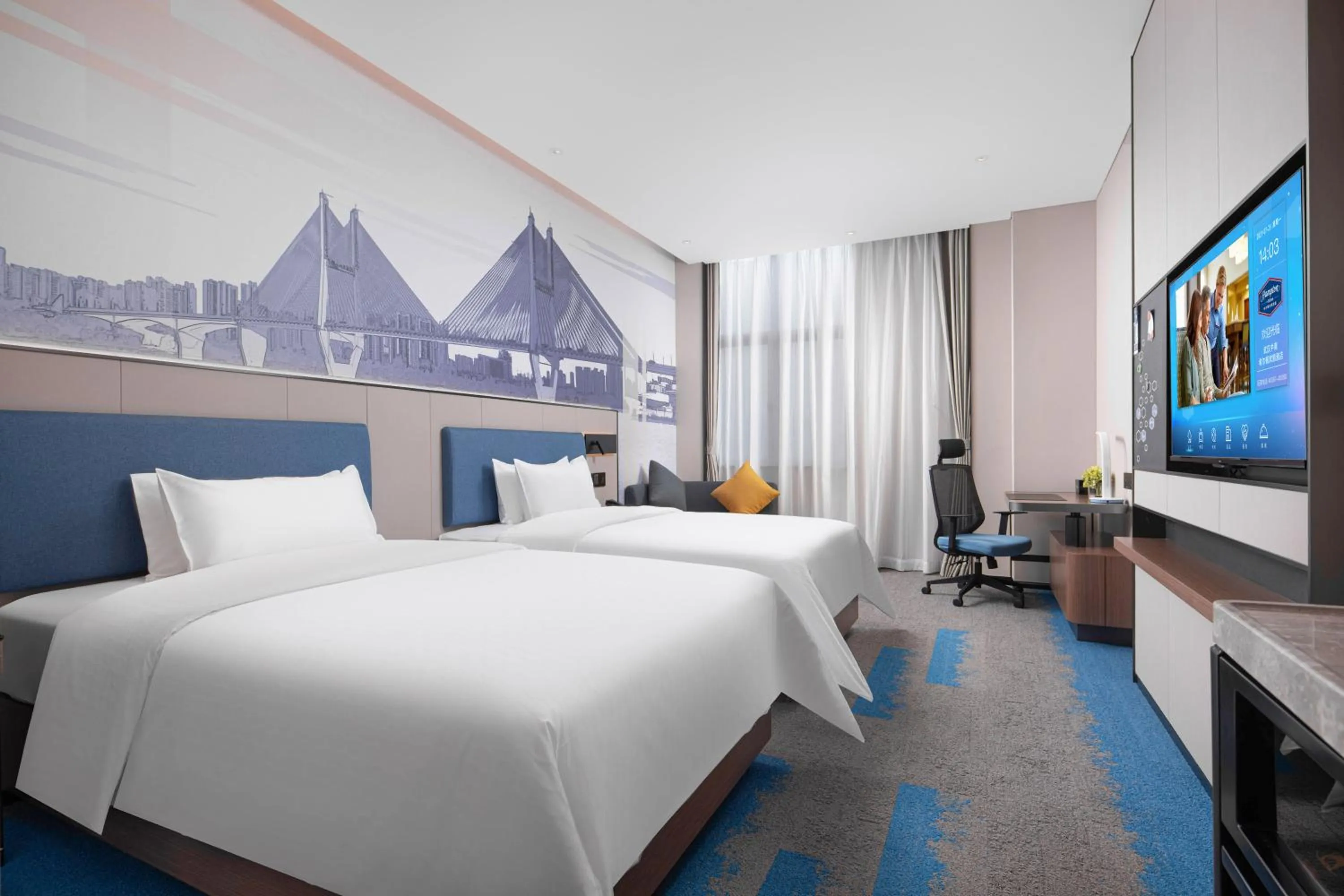 Photo of the whole room, Bed in Hilton Hotel by Hampton Wuhan Zhongnan Street Branch