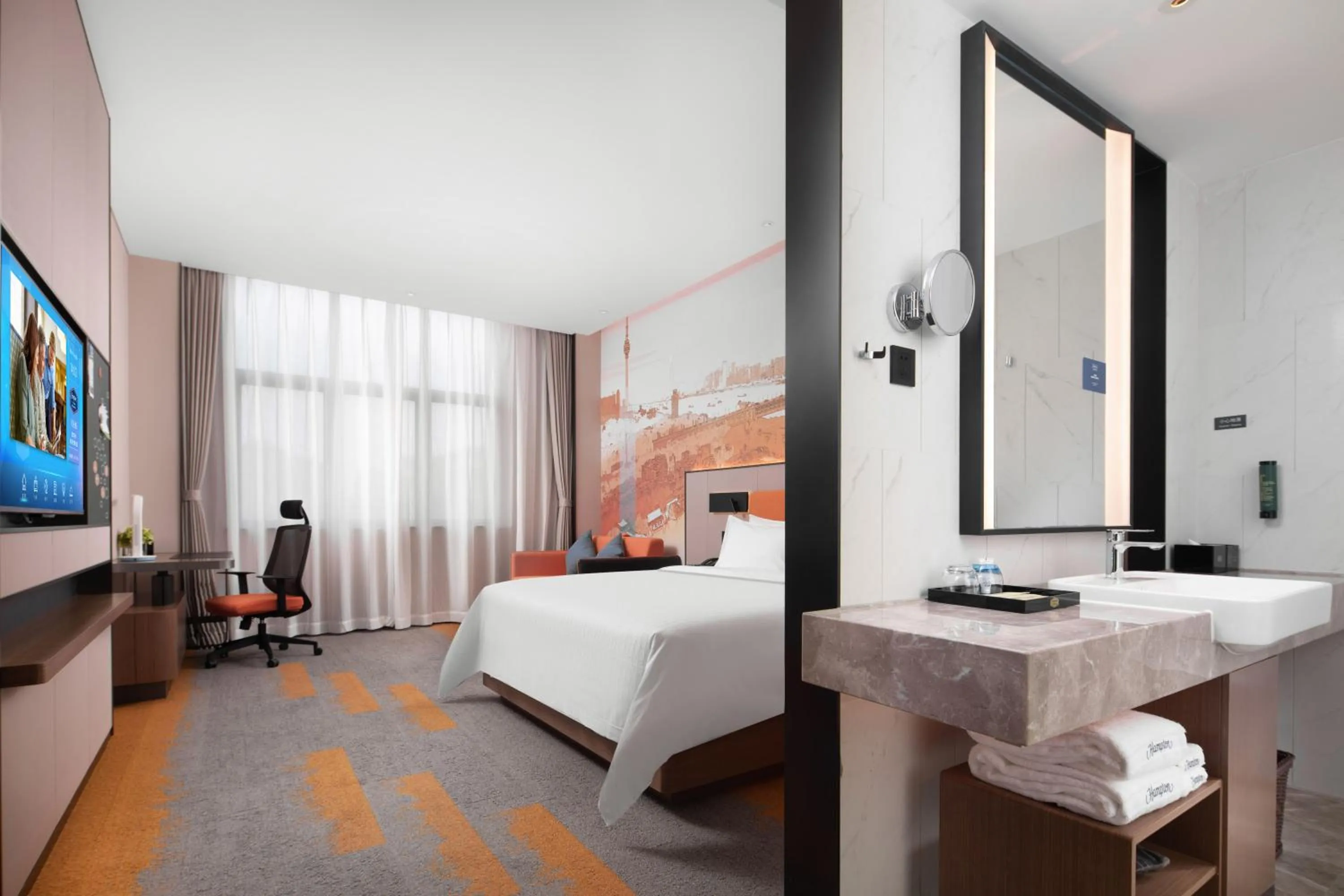 Toilet, Bed in Hilton Hotel by Hampton Wuhan Zhongnan Street Branch