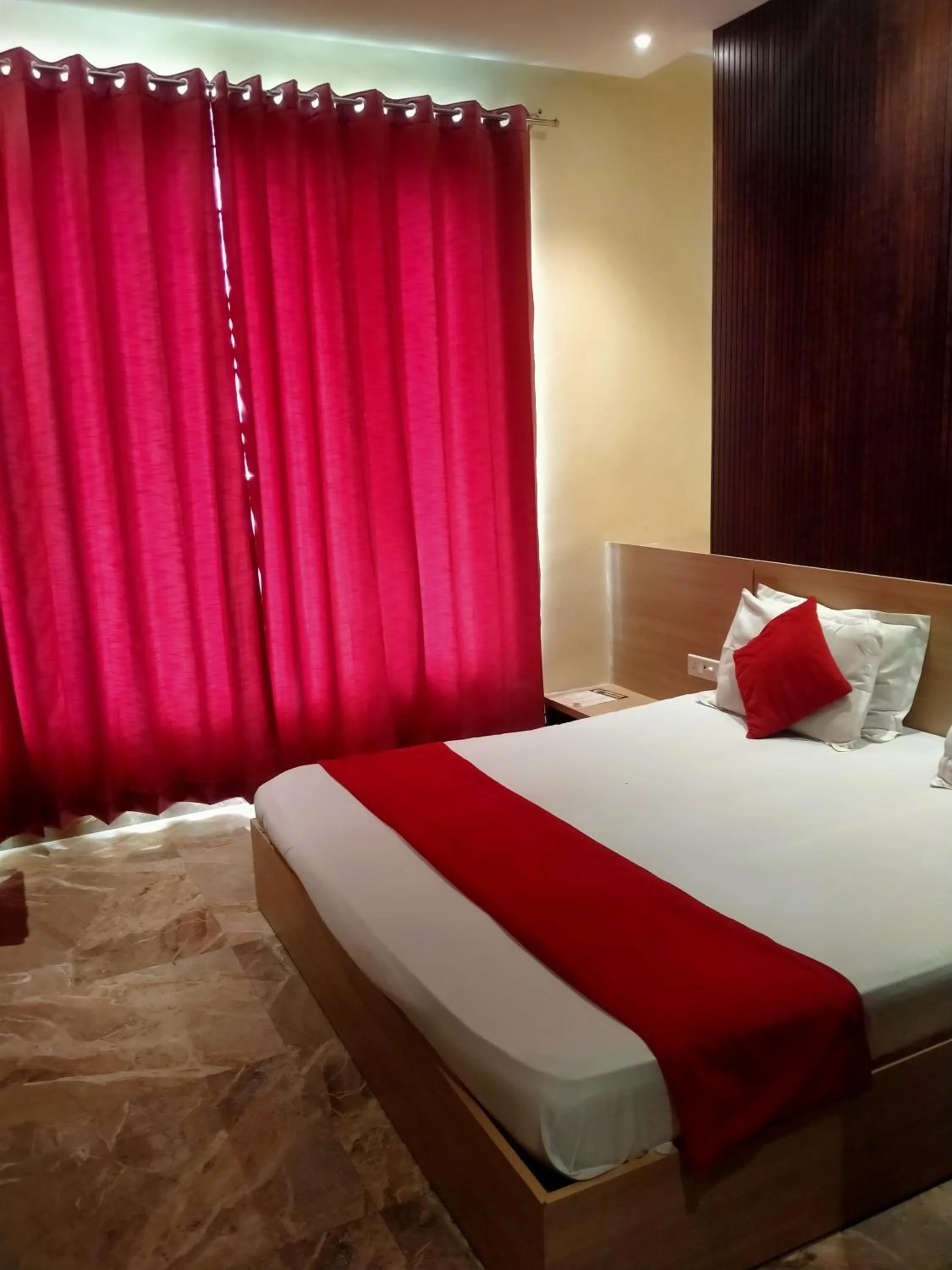 Bedroom in Hotel Tradition 50 mtr from Golden temple