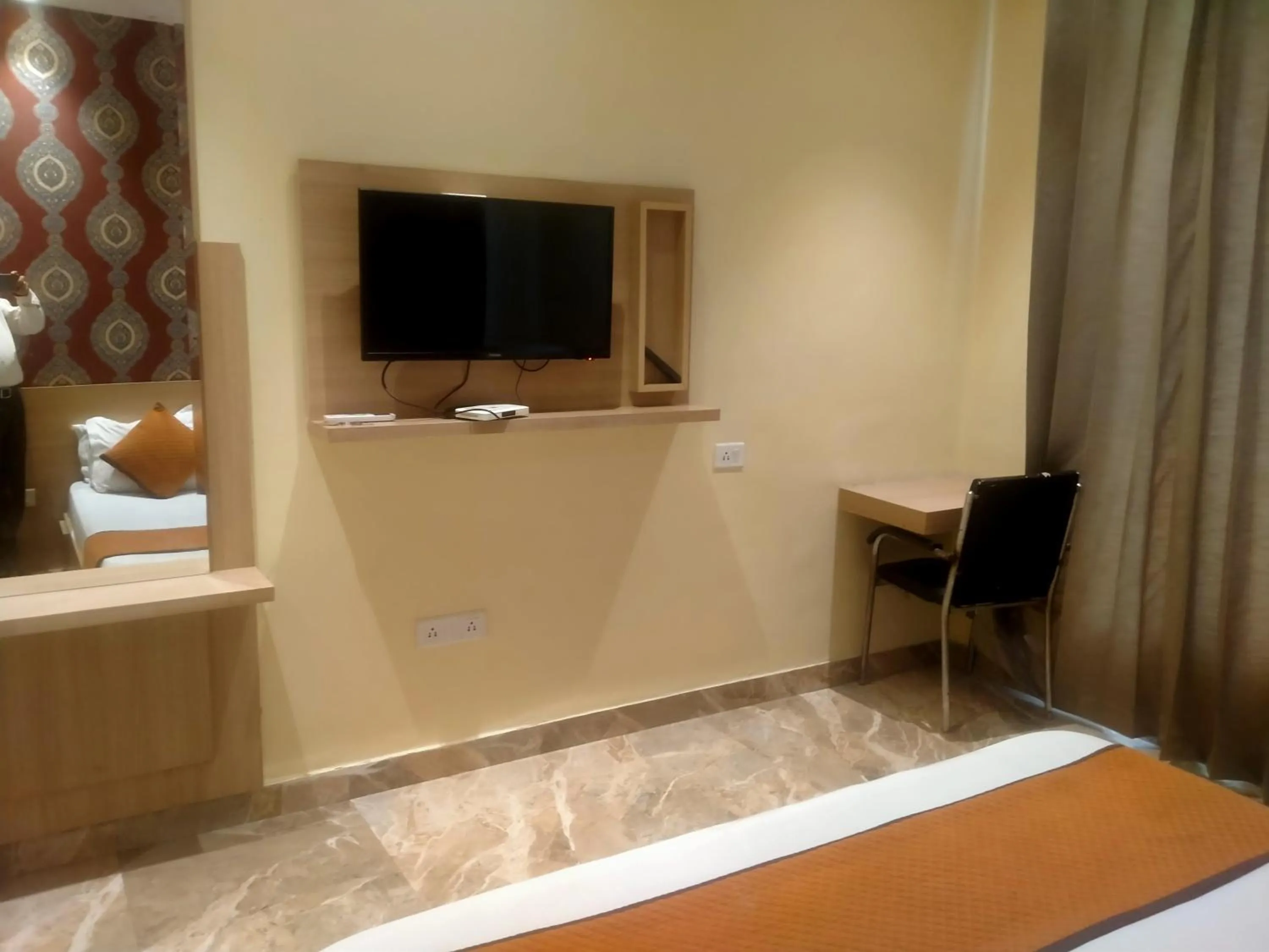 TV and multimedia in Hotel Tradition 50 mtr from Golden temple