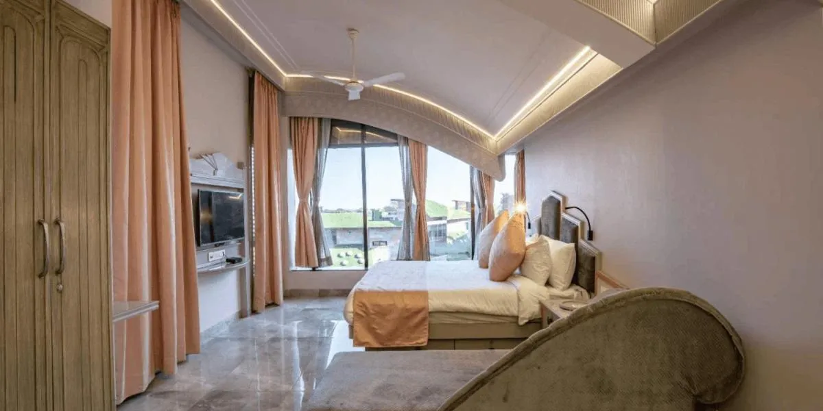 Photo of the whole room, Bed in Neonz Resort & Club