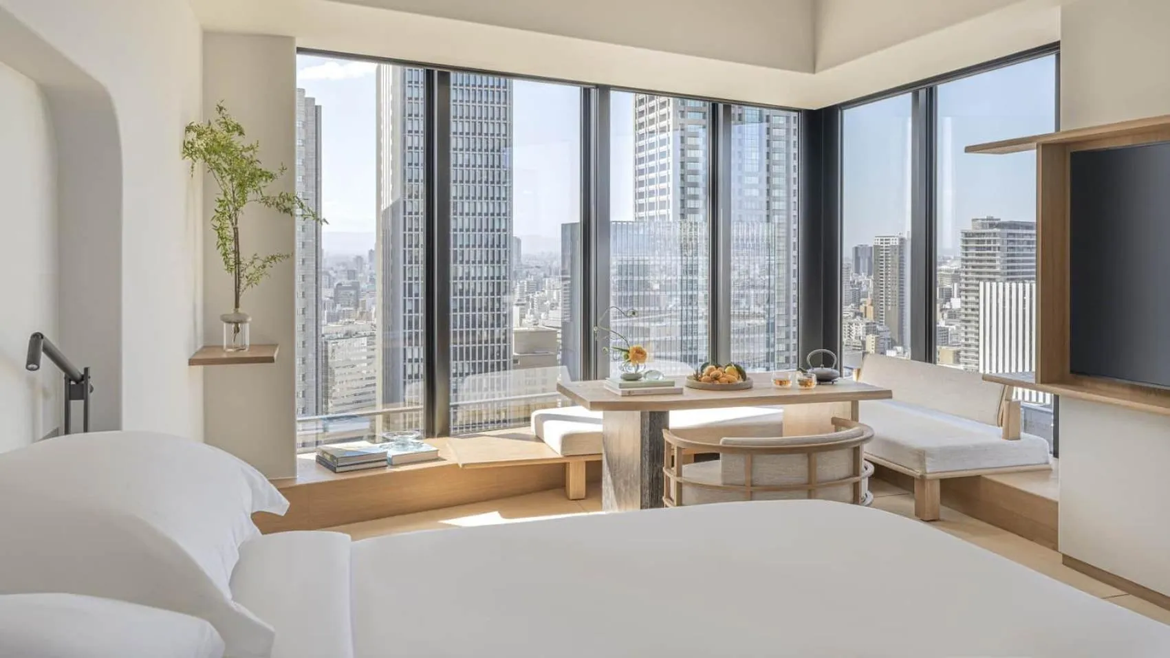 Bed in Four Seasons Hotel Osaka