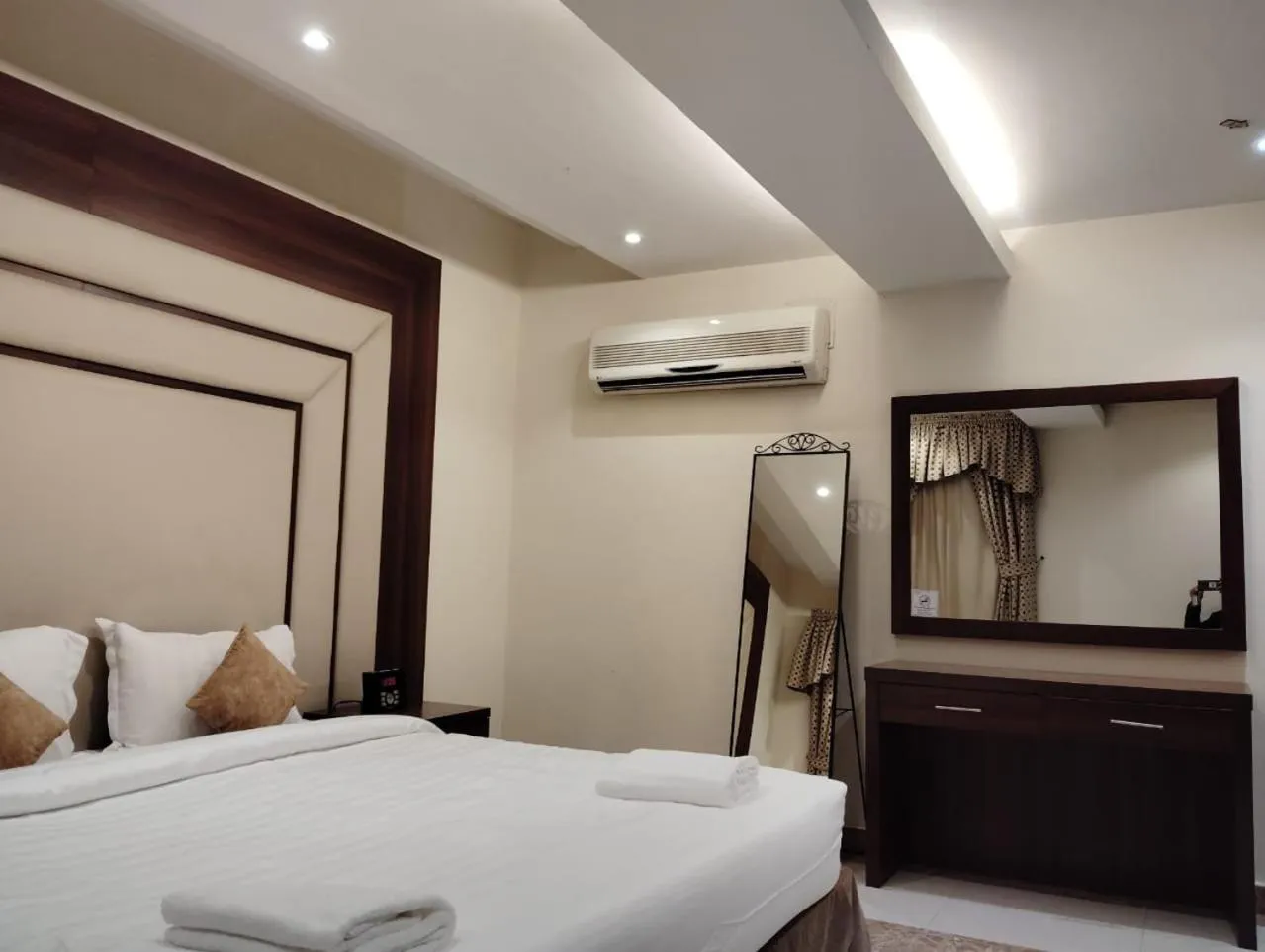 Bedroom, Bed in Hotelier Suites by Cantonal