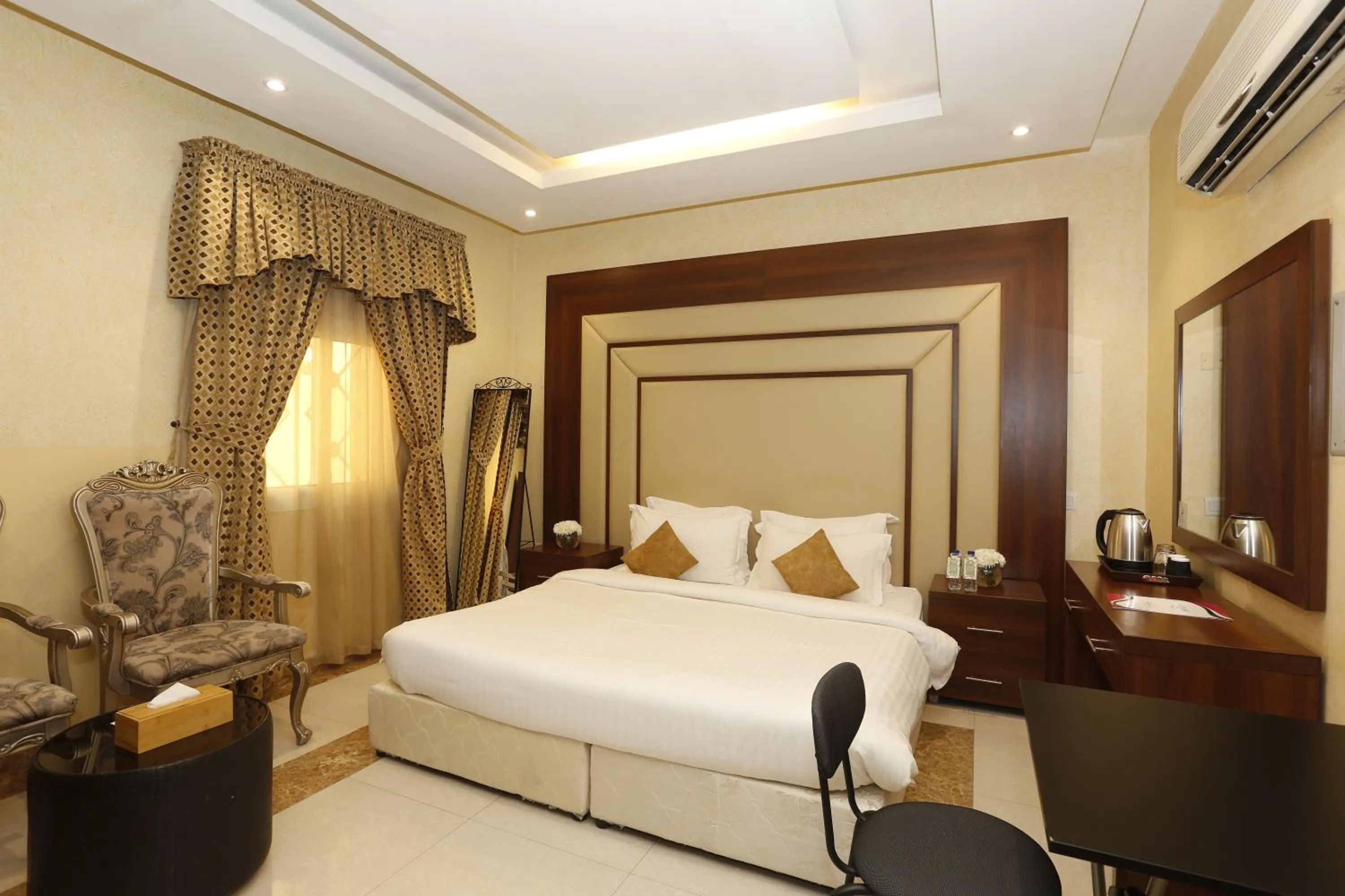 Bedroom, Bed in Hotelier Suites by Cantonal