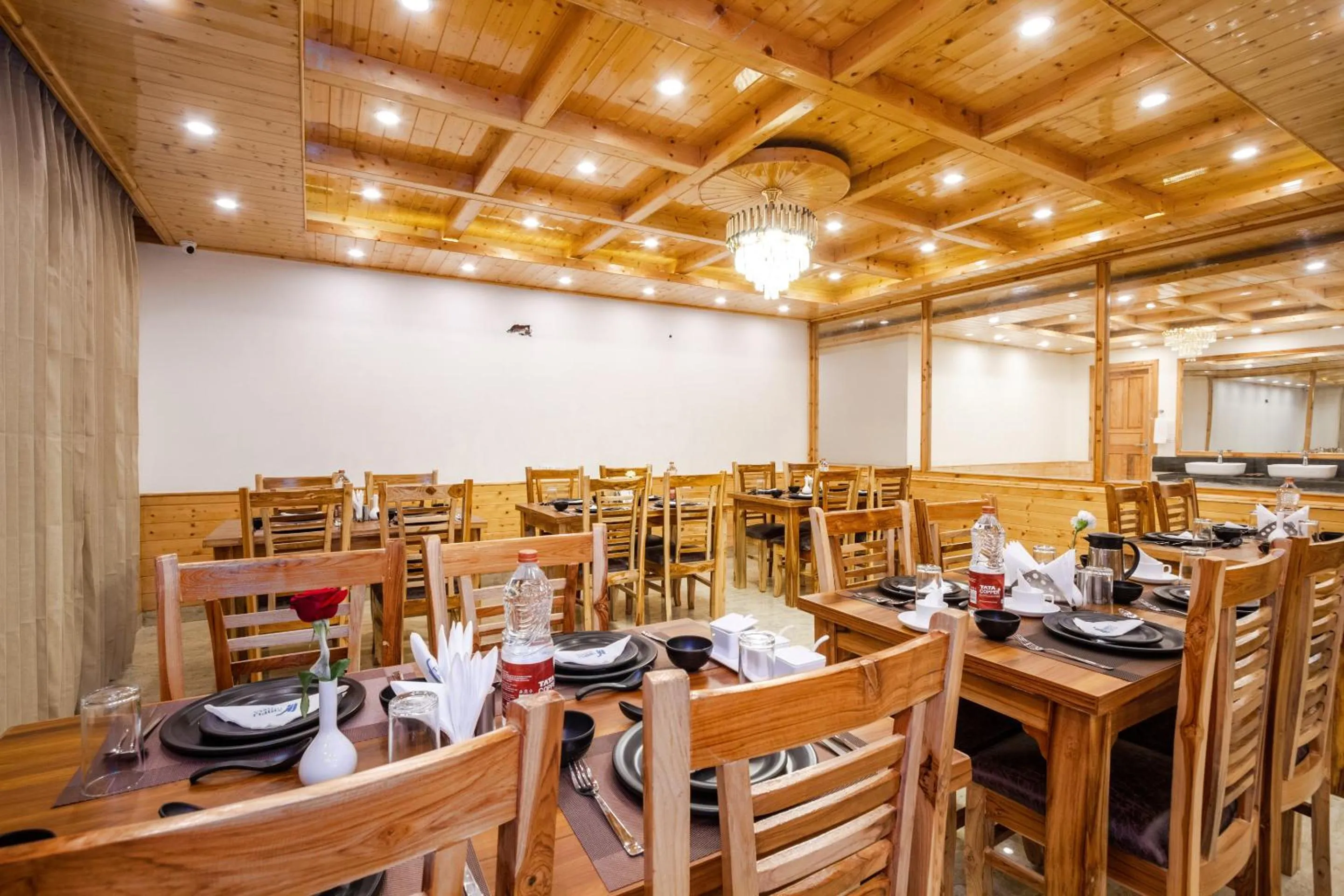 Restaurant/places to eat in Tripli Hotels Namaste Manali