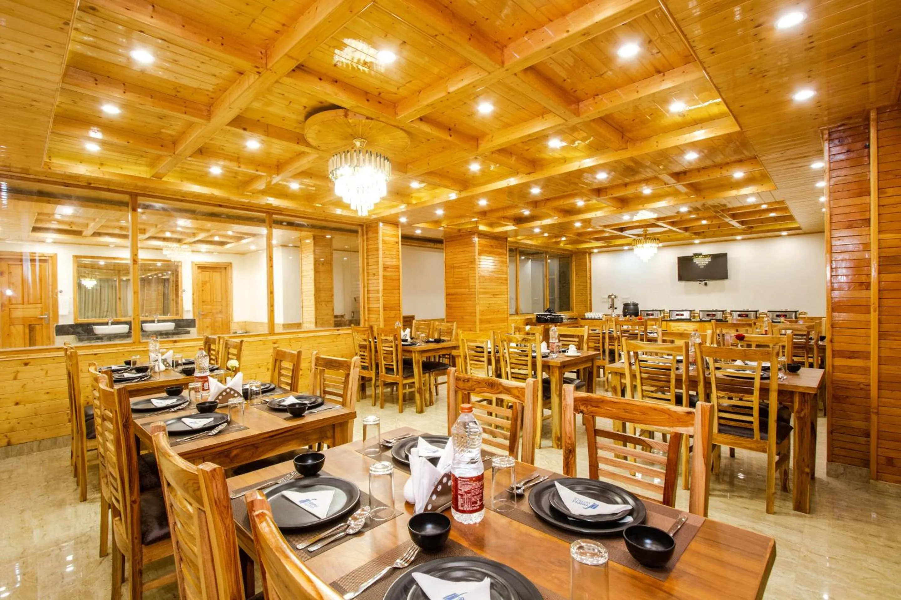 Restaurant/places to eat in Tripli Hotels Namaste Manali