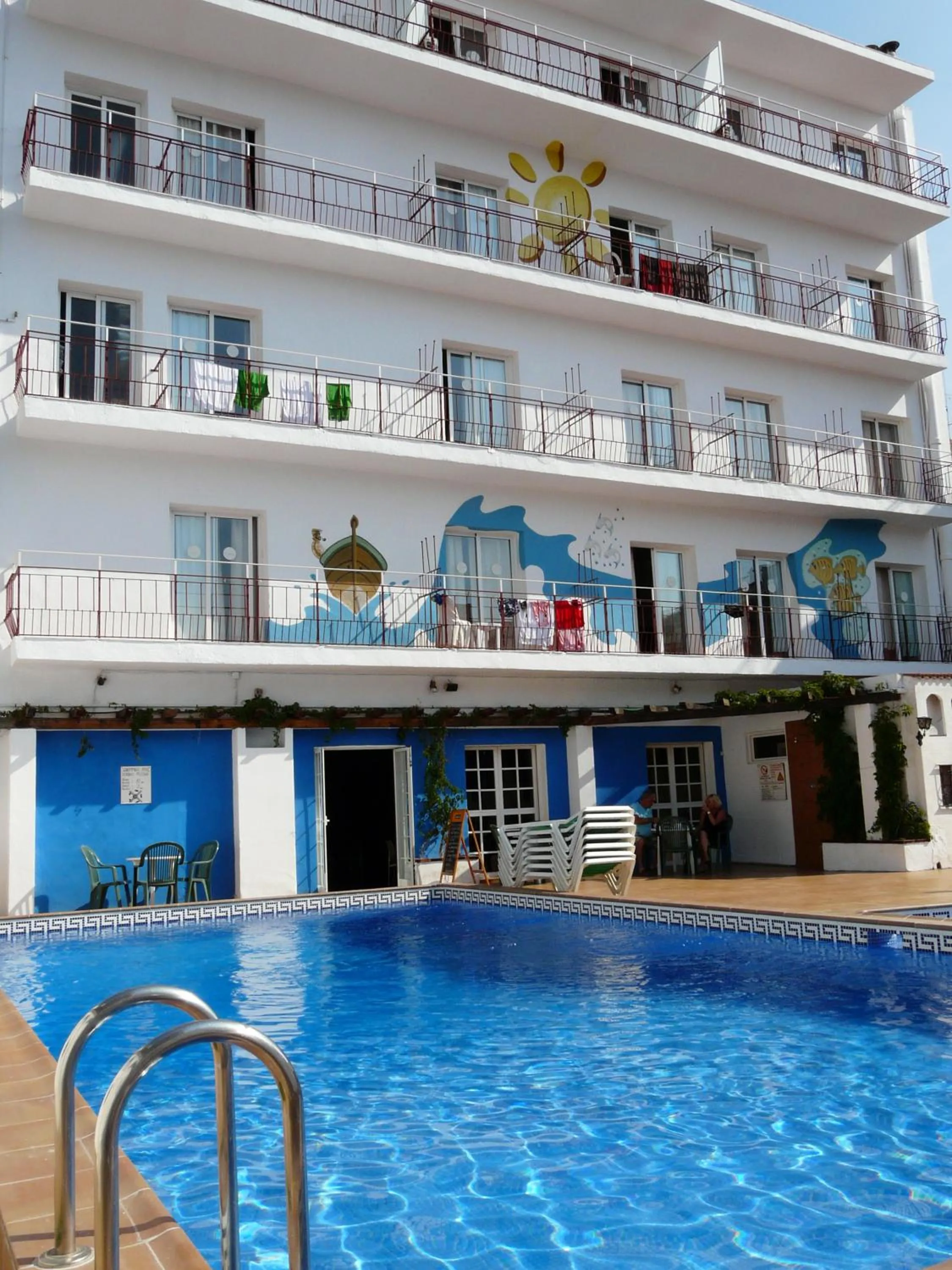 Swimming pool in Hotel Mediterrani Express