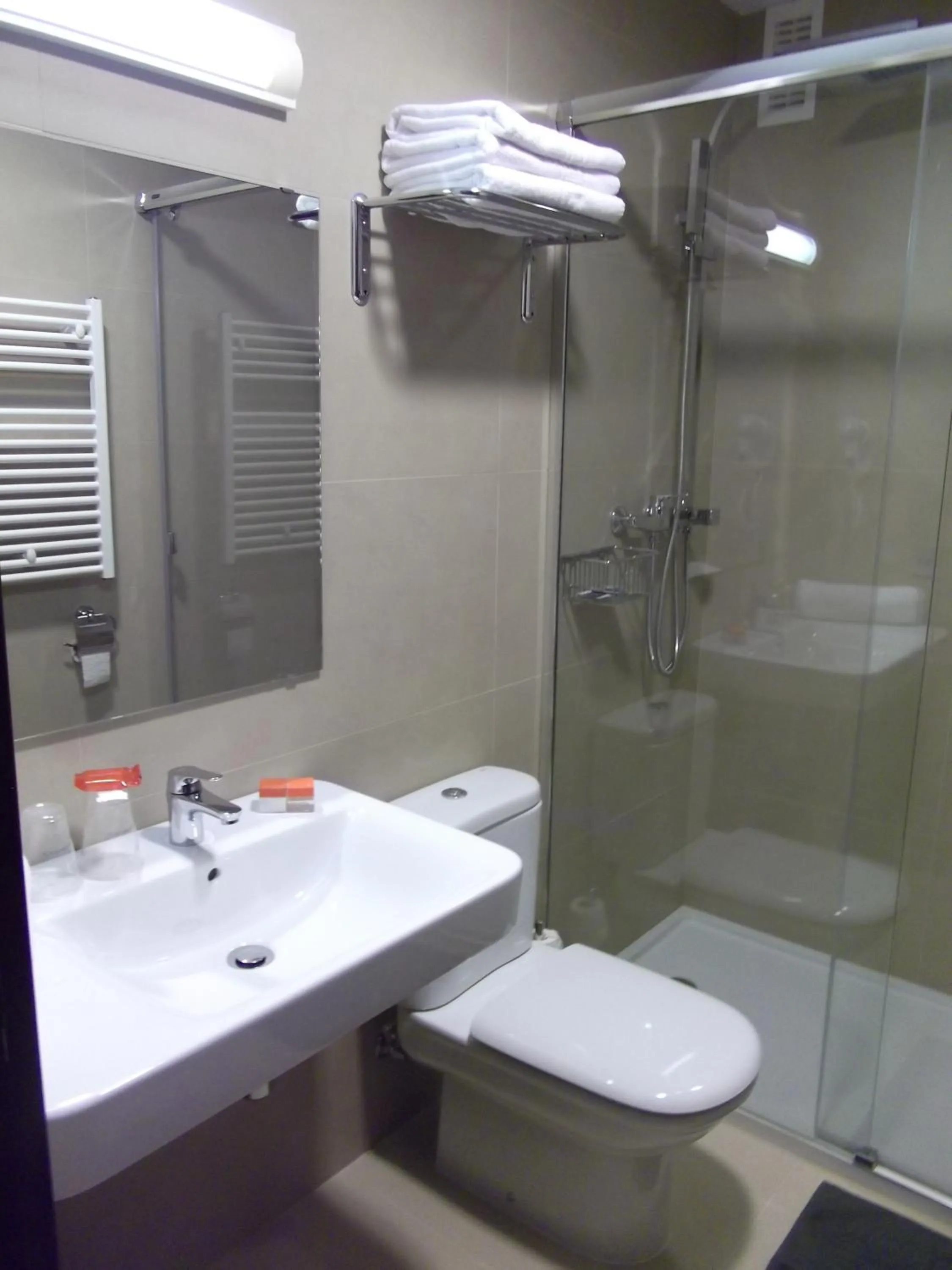 Bathroom in Hotel Mediterrani Express