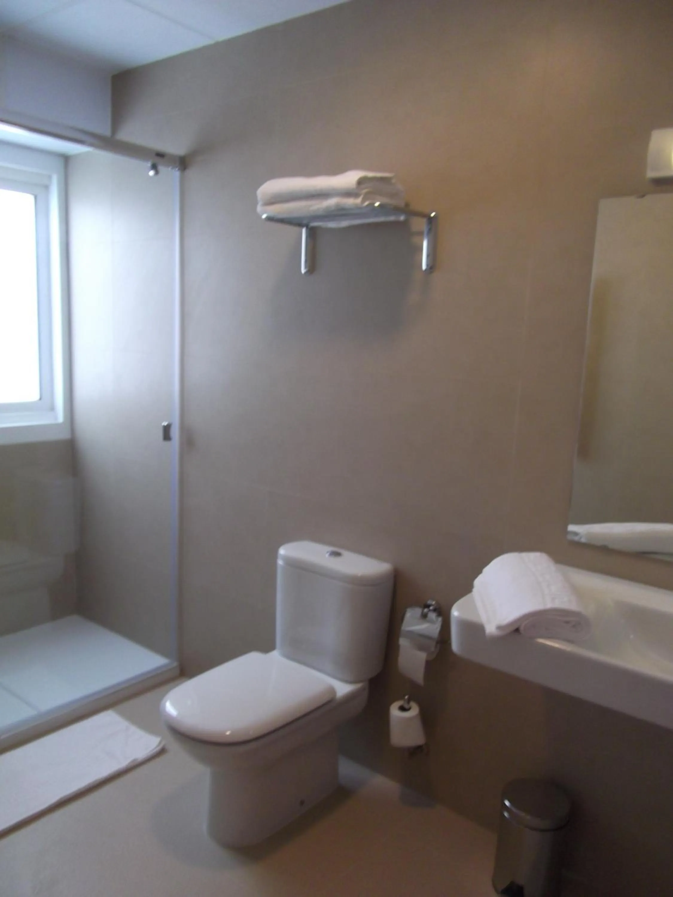 Bathroom in Hotel Mediterrani Express