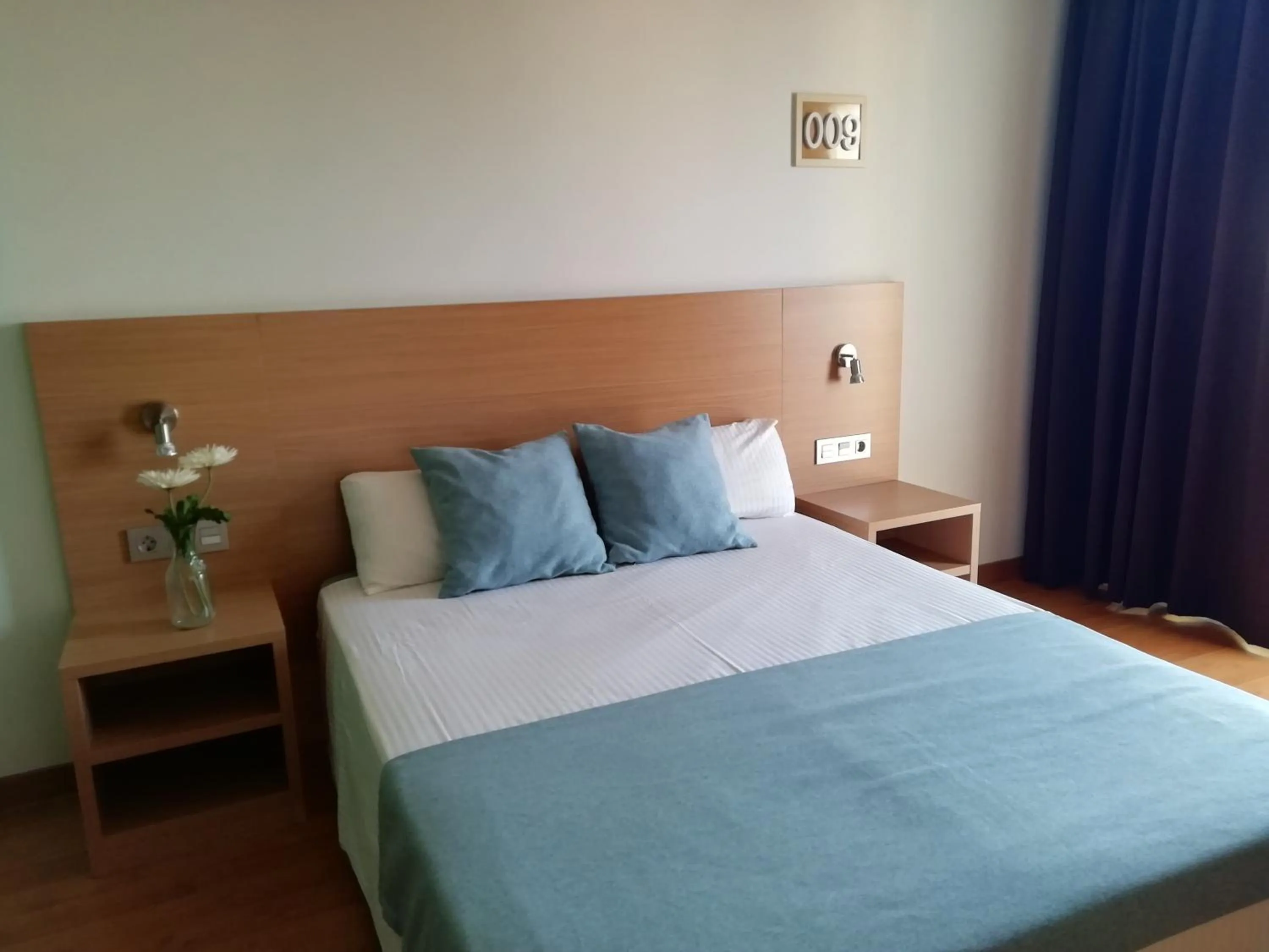 Bedroom, Bed in Hotel Mediterrani Express