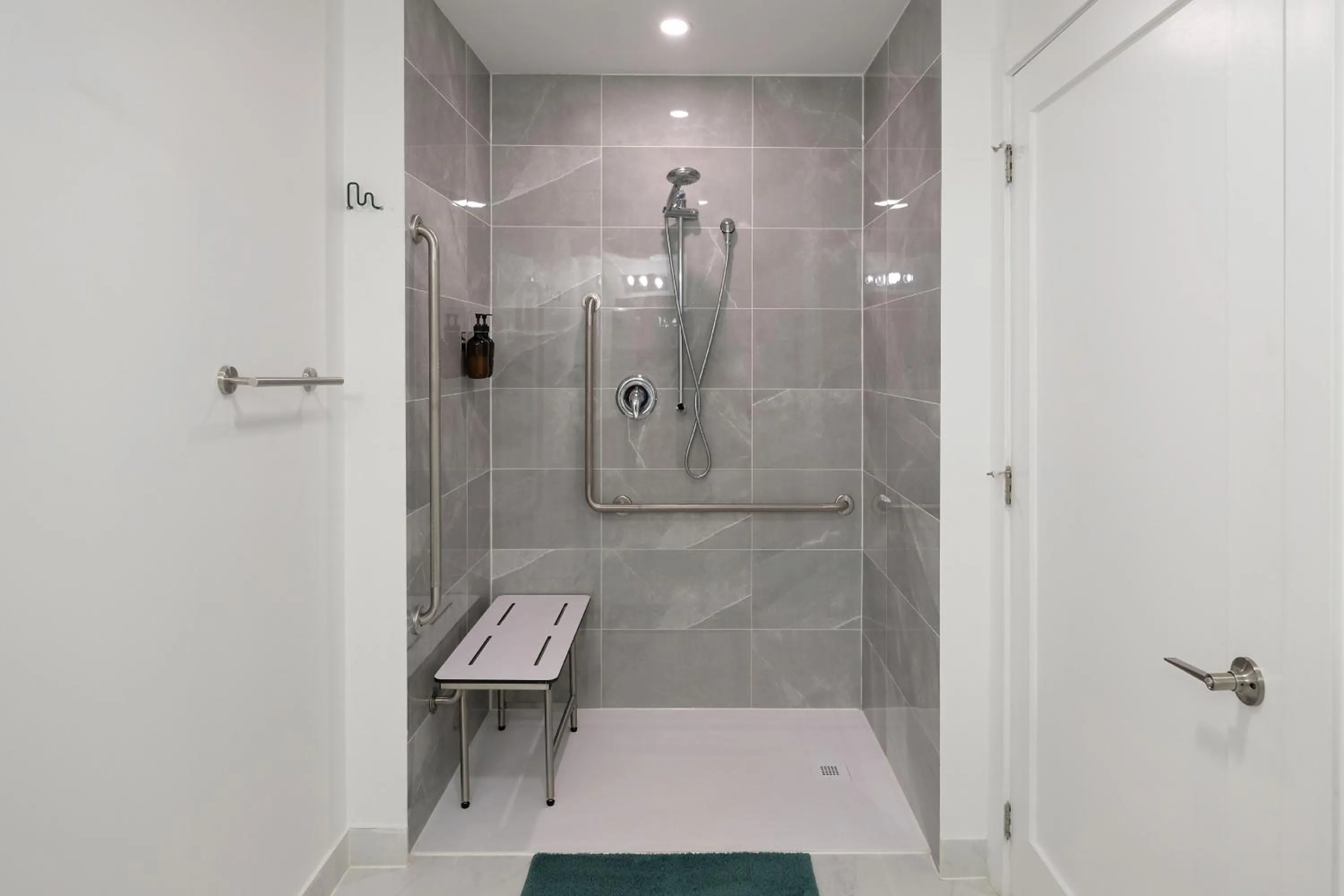 Shower in Stay Inn Muskoka