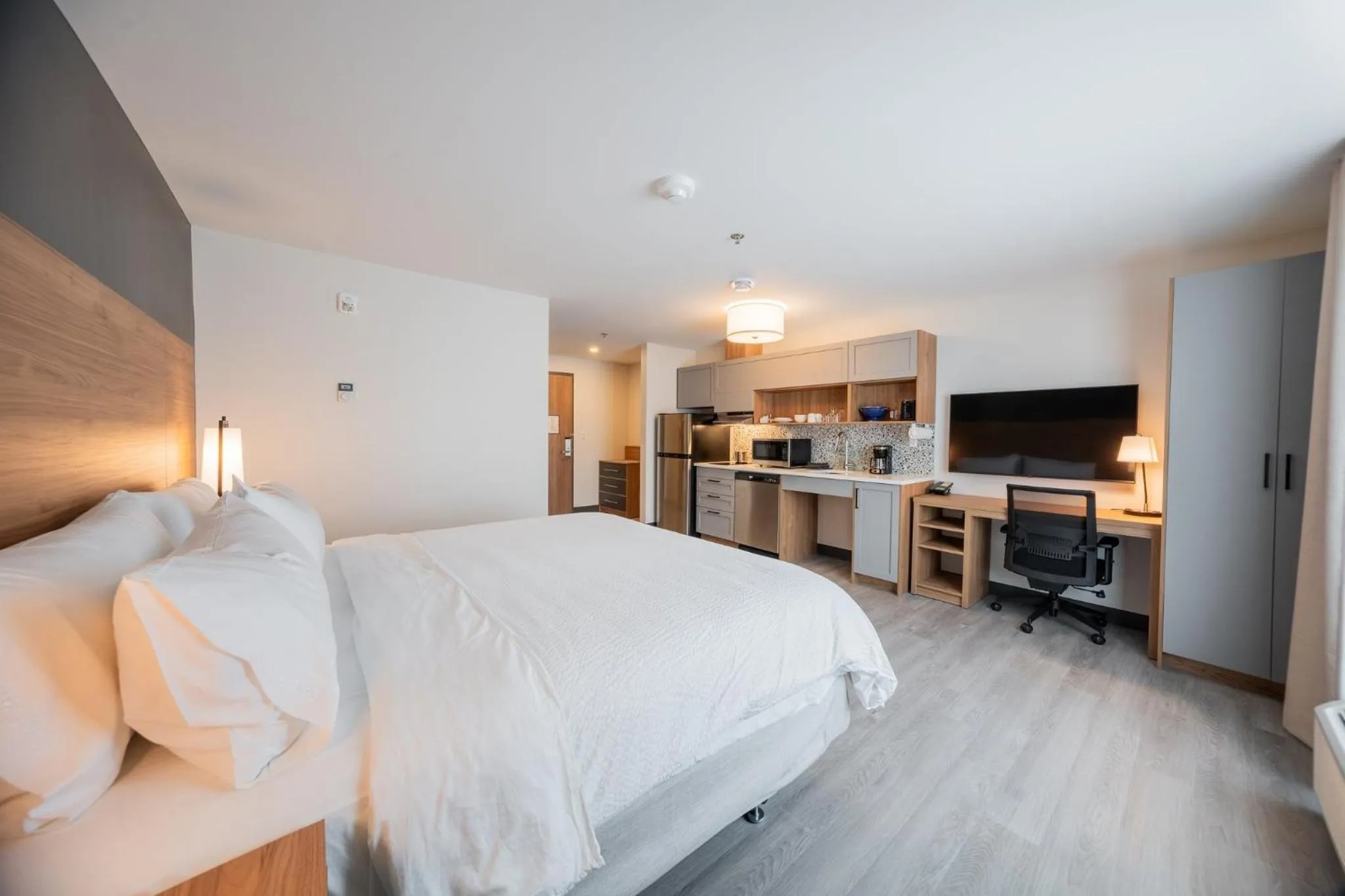 Photo of the whole room, Bed in Candlewood Suites Trois-Rivières Ouest by IHG