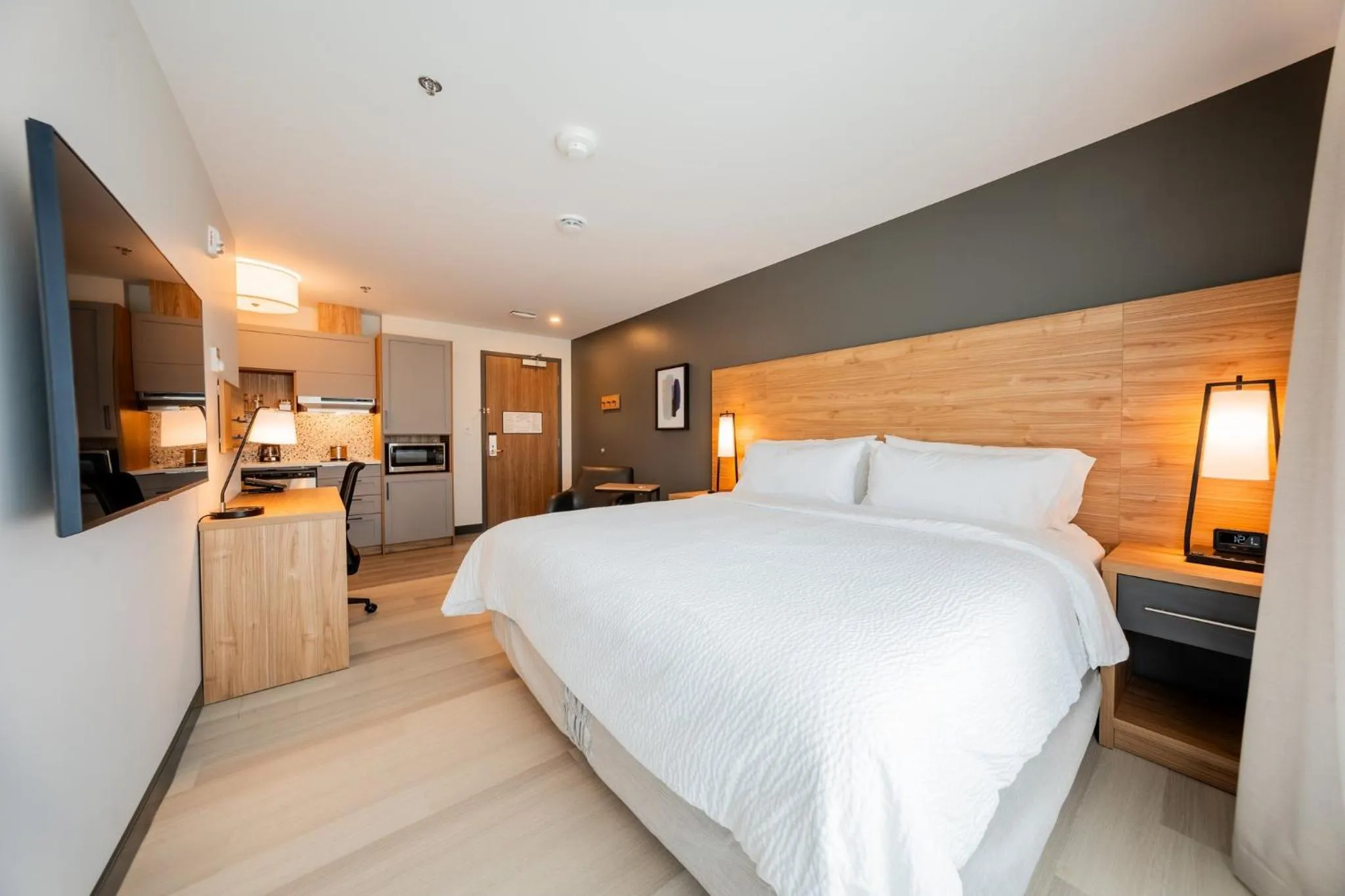 Photo of the whole room, Bed in Candlewood Suites Trois-Rivières Ouest by IHG