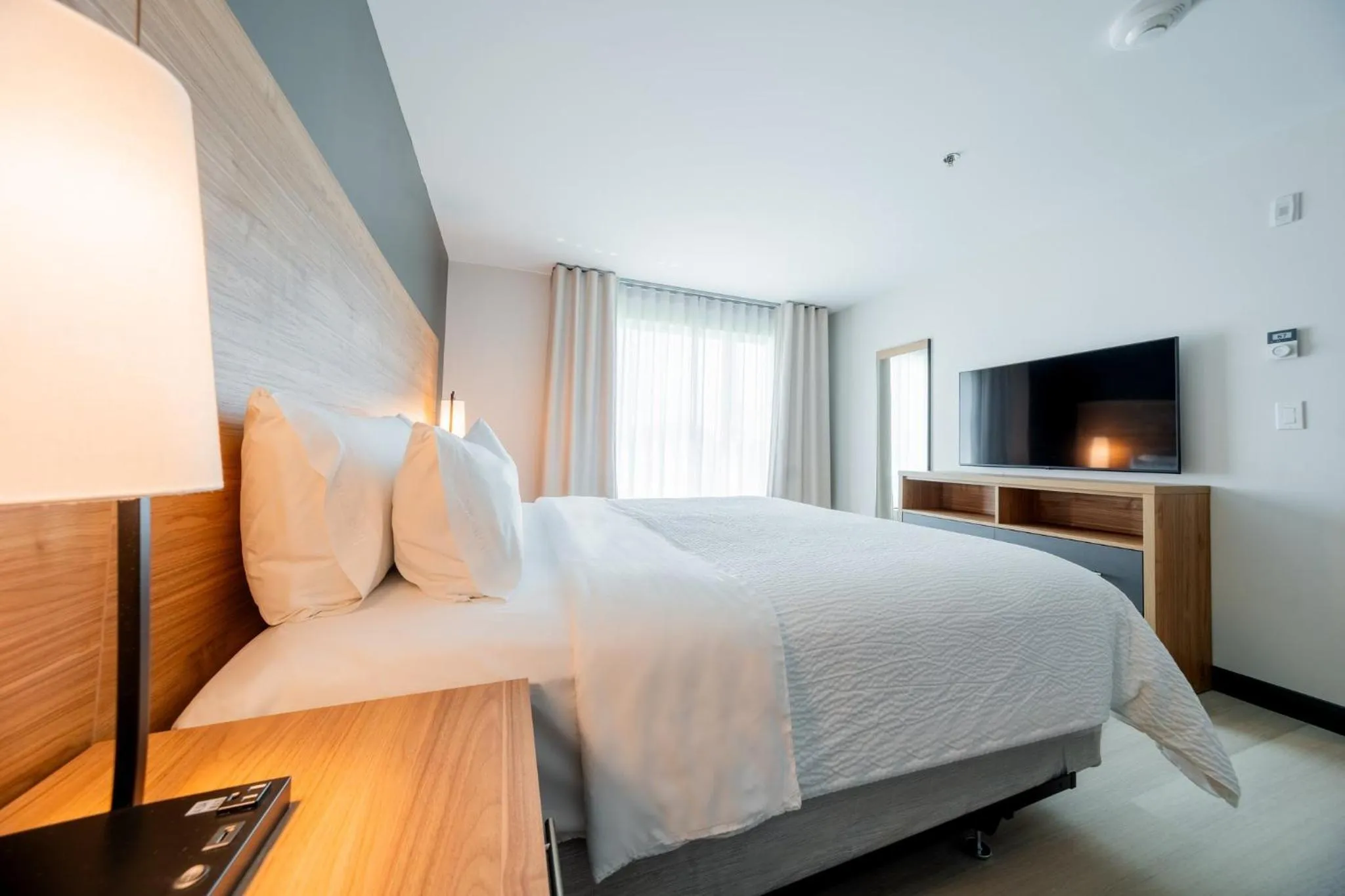 Photo of the whole room, Bed in Candlewood Suites Trois-Rivières Ouest by IHG