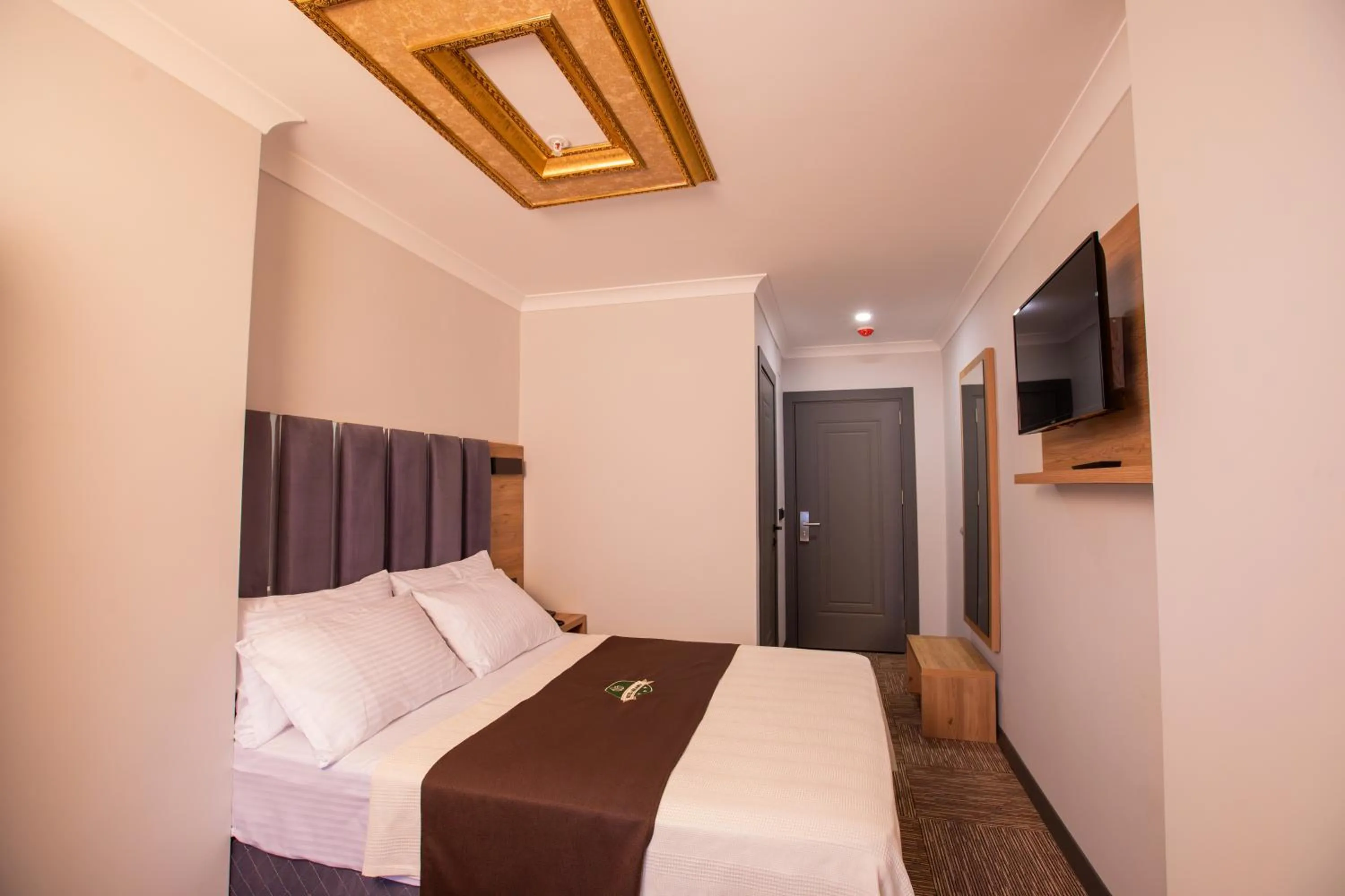 Communal lounge/ TV room, Bed in Hotel Milano