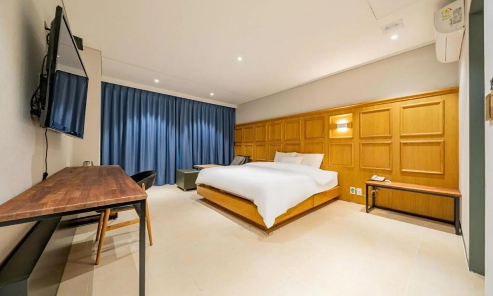 Bed in Yeongdeungpo Lifestyle F Hotel