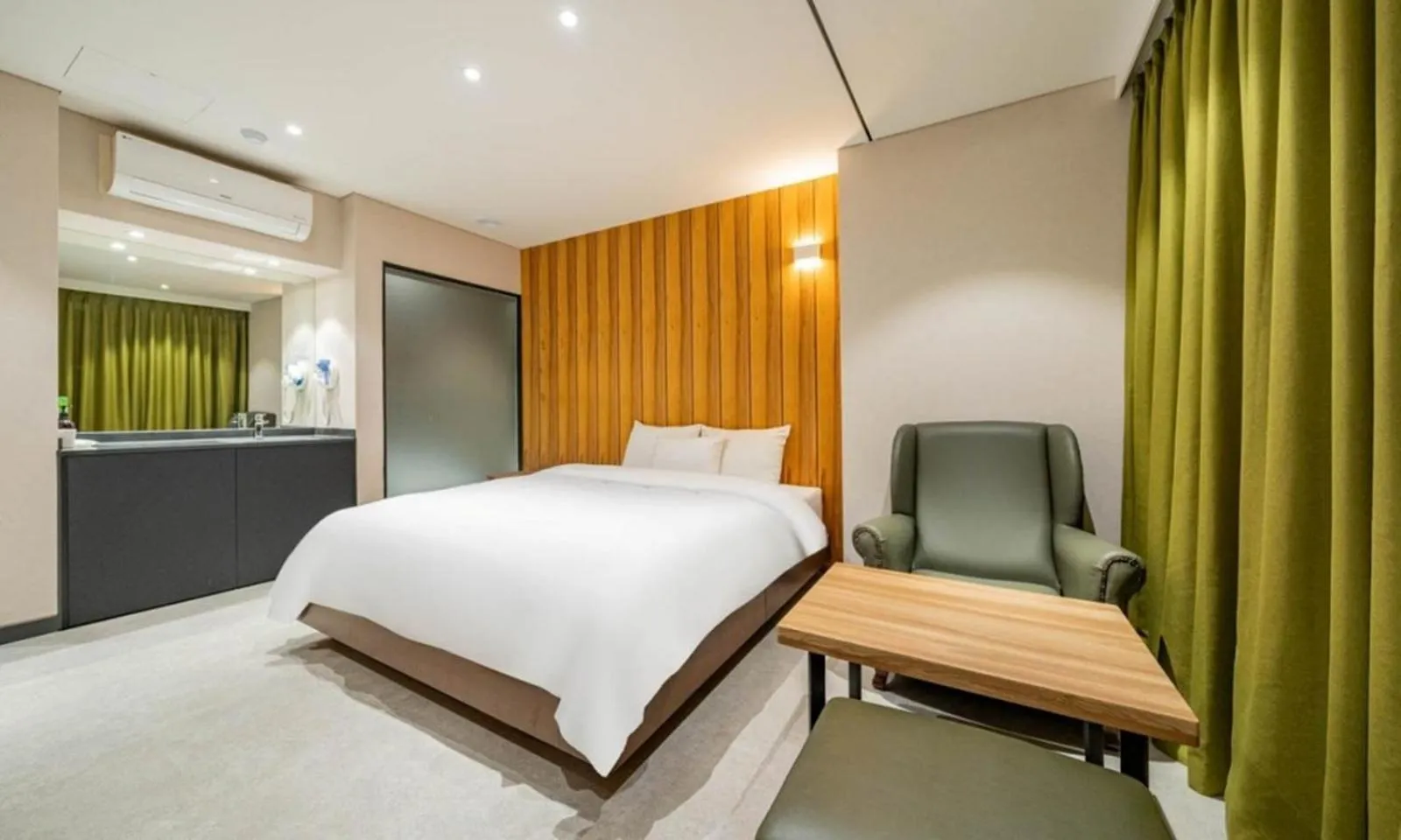 Bed in Yeongdeungpo Lifestyle F Hotel
