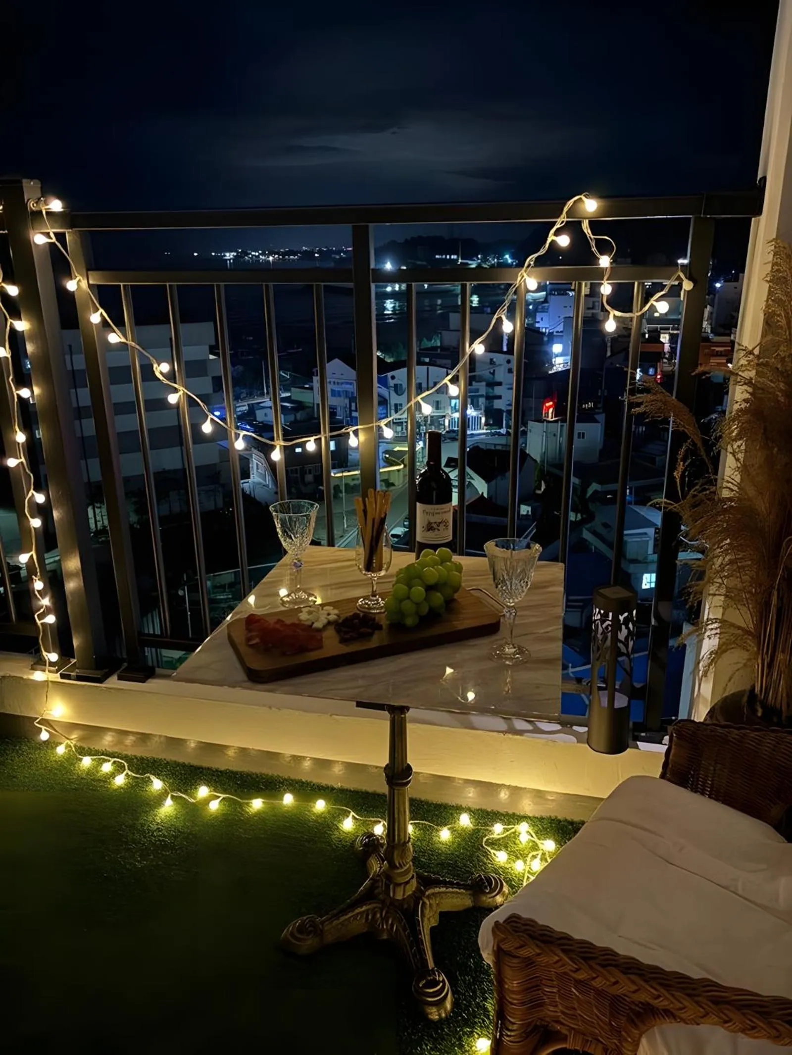 Night in SurfResort INN-The City YangYang