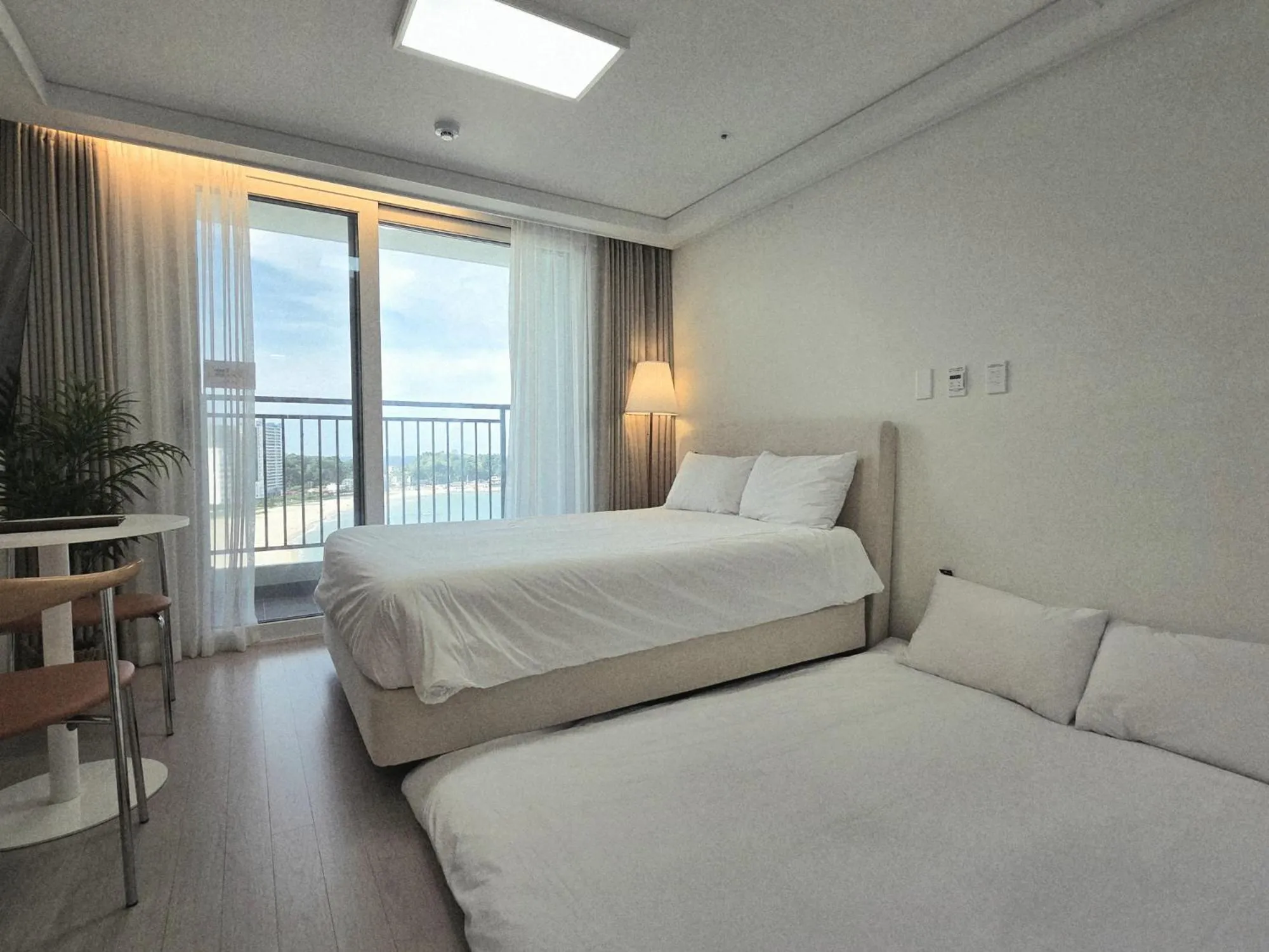 Property building, Bed in SurfResort INN-The City YangYang