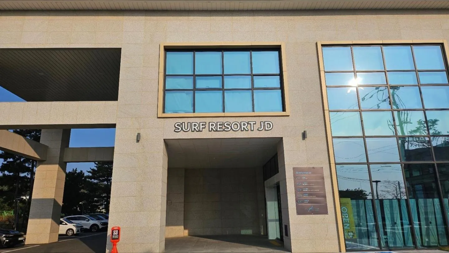 Facade/entrance in SurfResort INN-The City YangYang