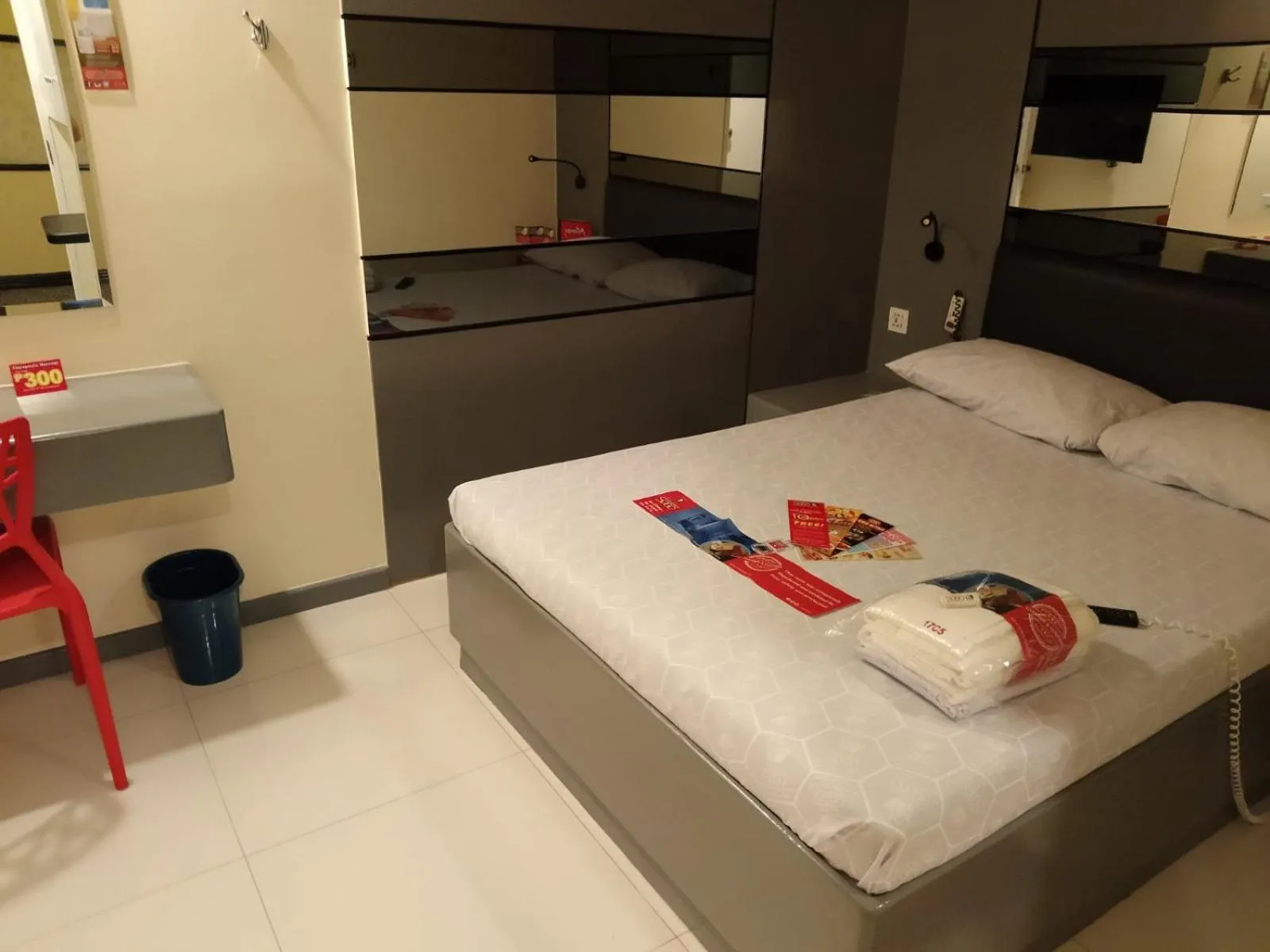 Bedroom, Bed in Hotel Sogo Avenida