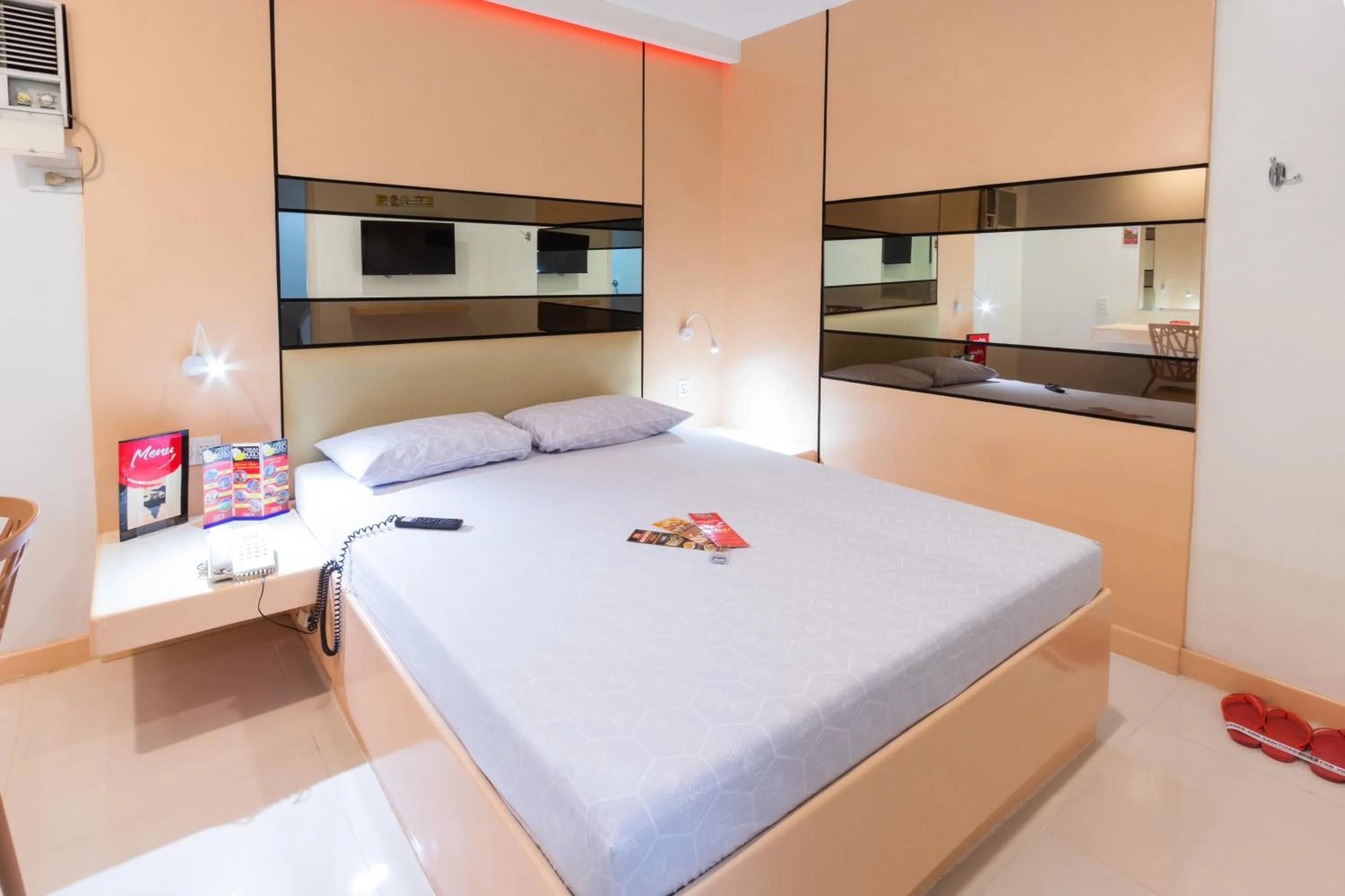 Photo of the whole room, Bed in Hotel Sogo Guadalupe