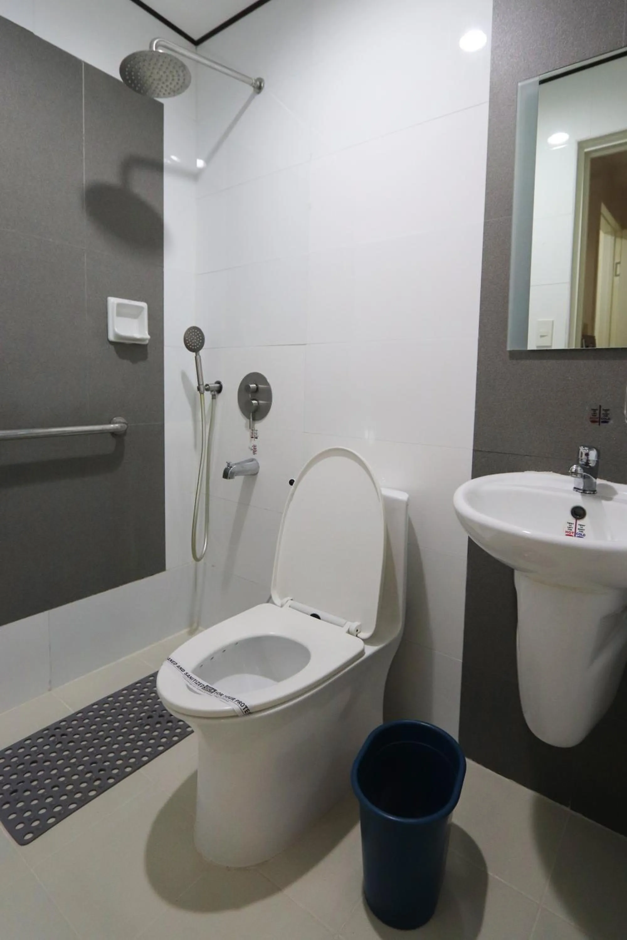 Bathroom in Hotel Sogo Makati Avenue