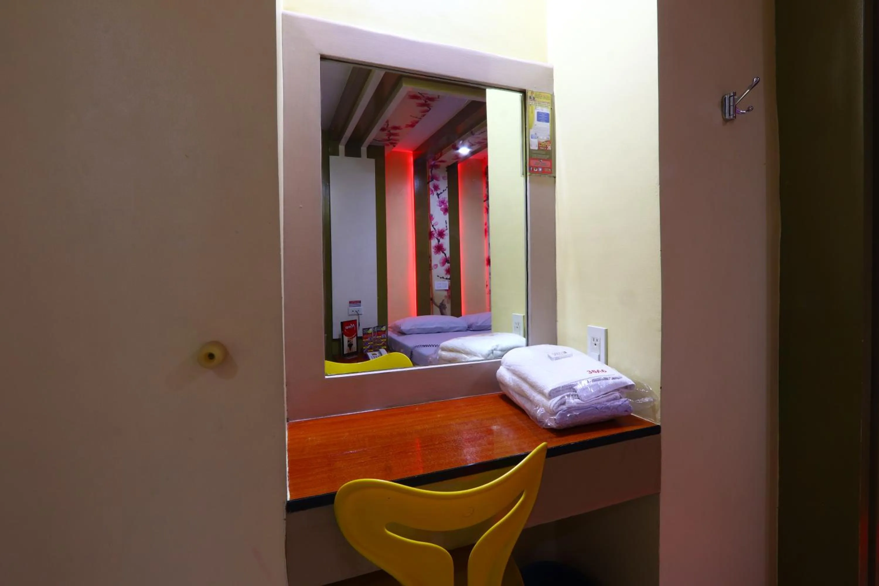 Bedroom, Bed in Hotel Sogo Makati Avenue