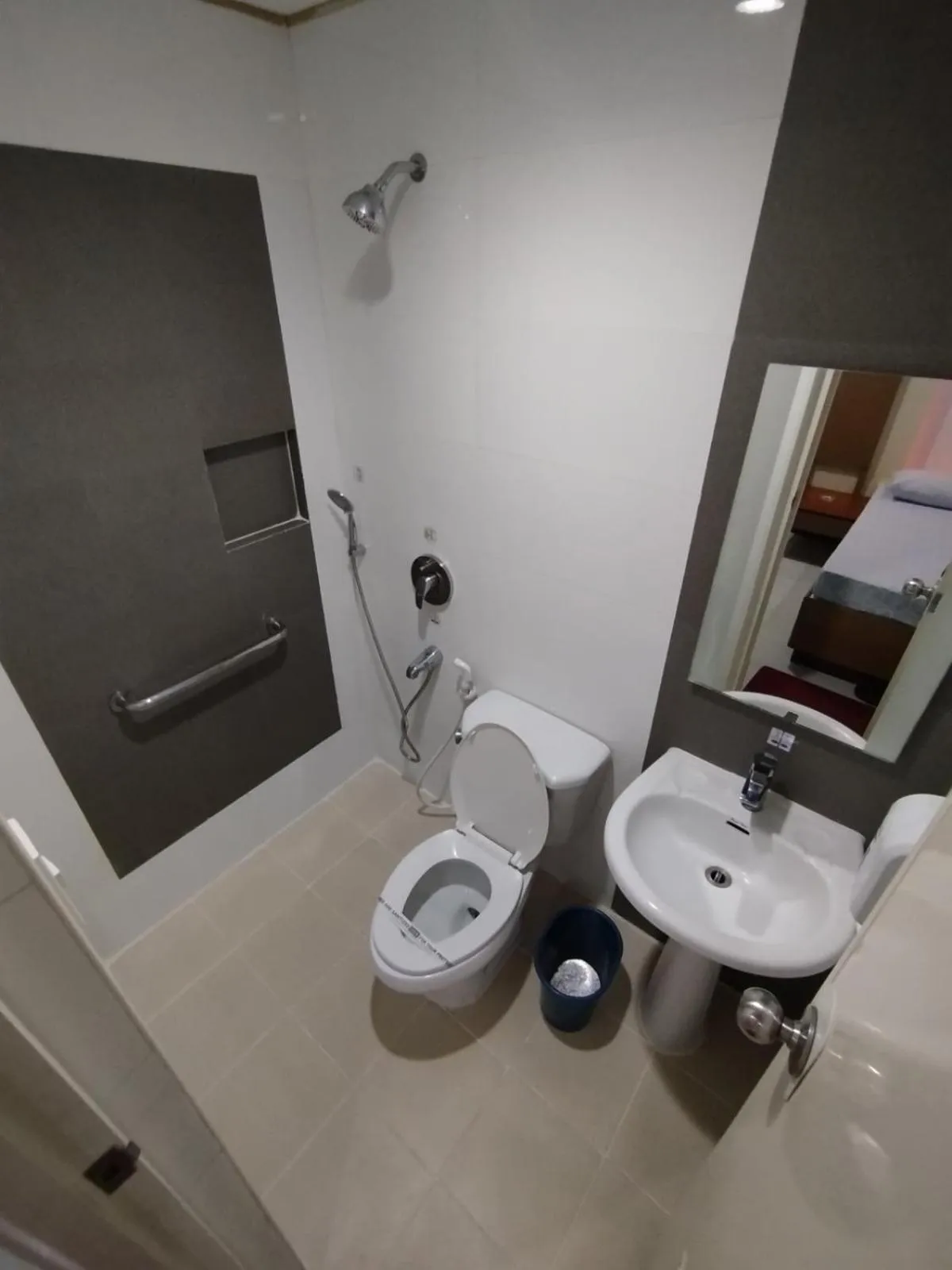 Shower in Hotel Sogo Timog Avenue