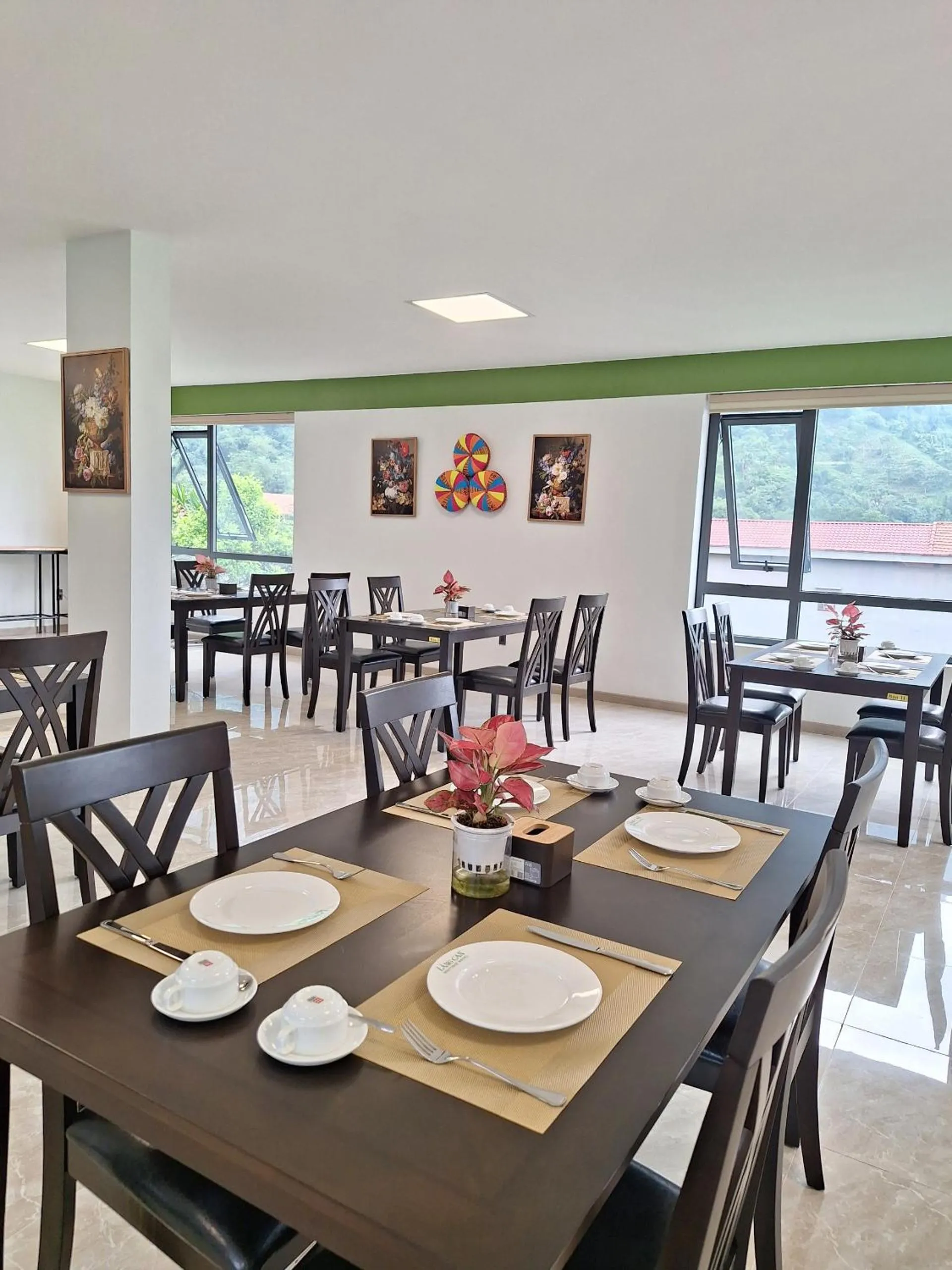 Restaurant/places to eat in Lang Can Boutique Hotel