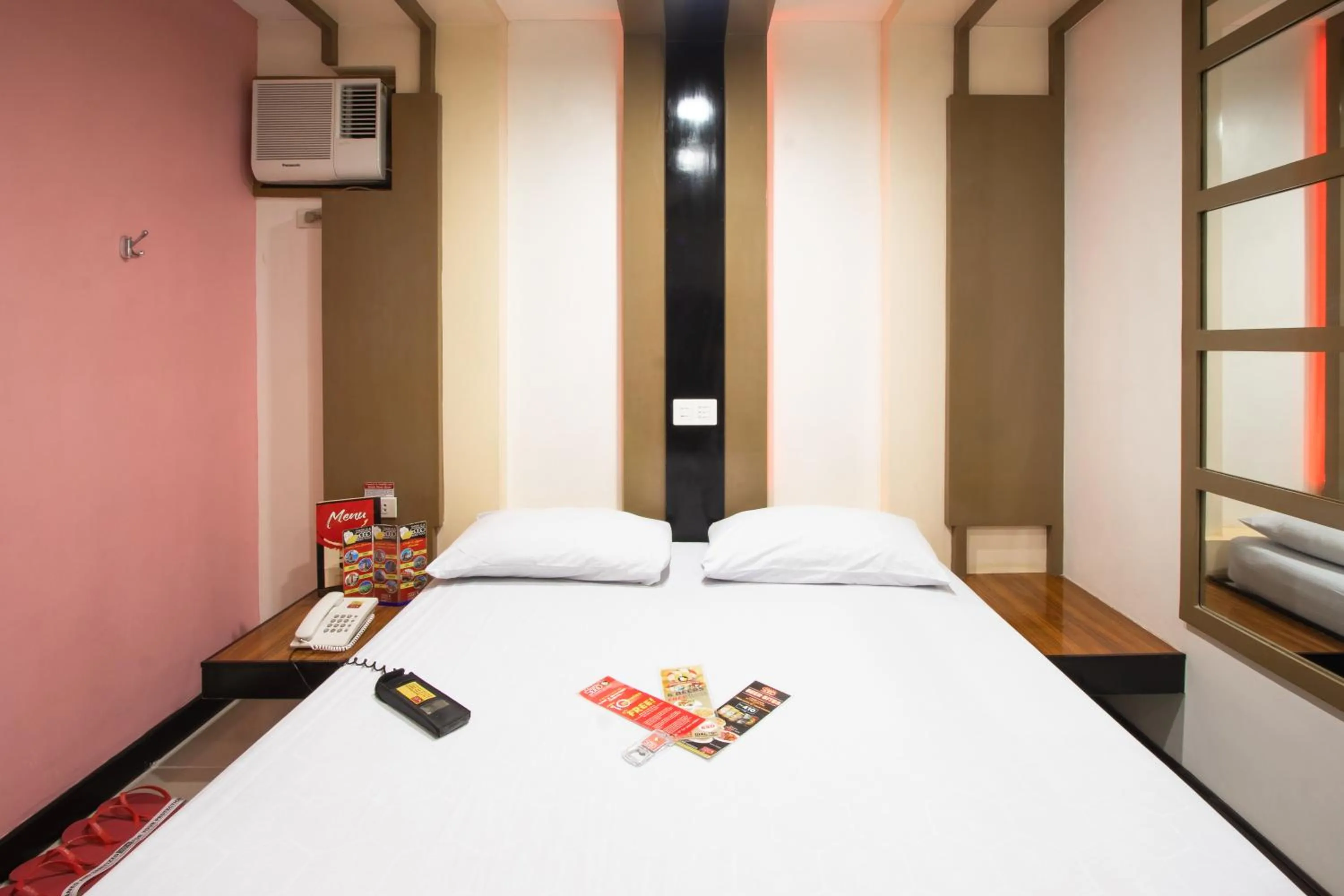 Photo of the whole room, Bed in Hotel Sogo Santolan