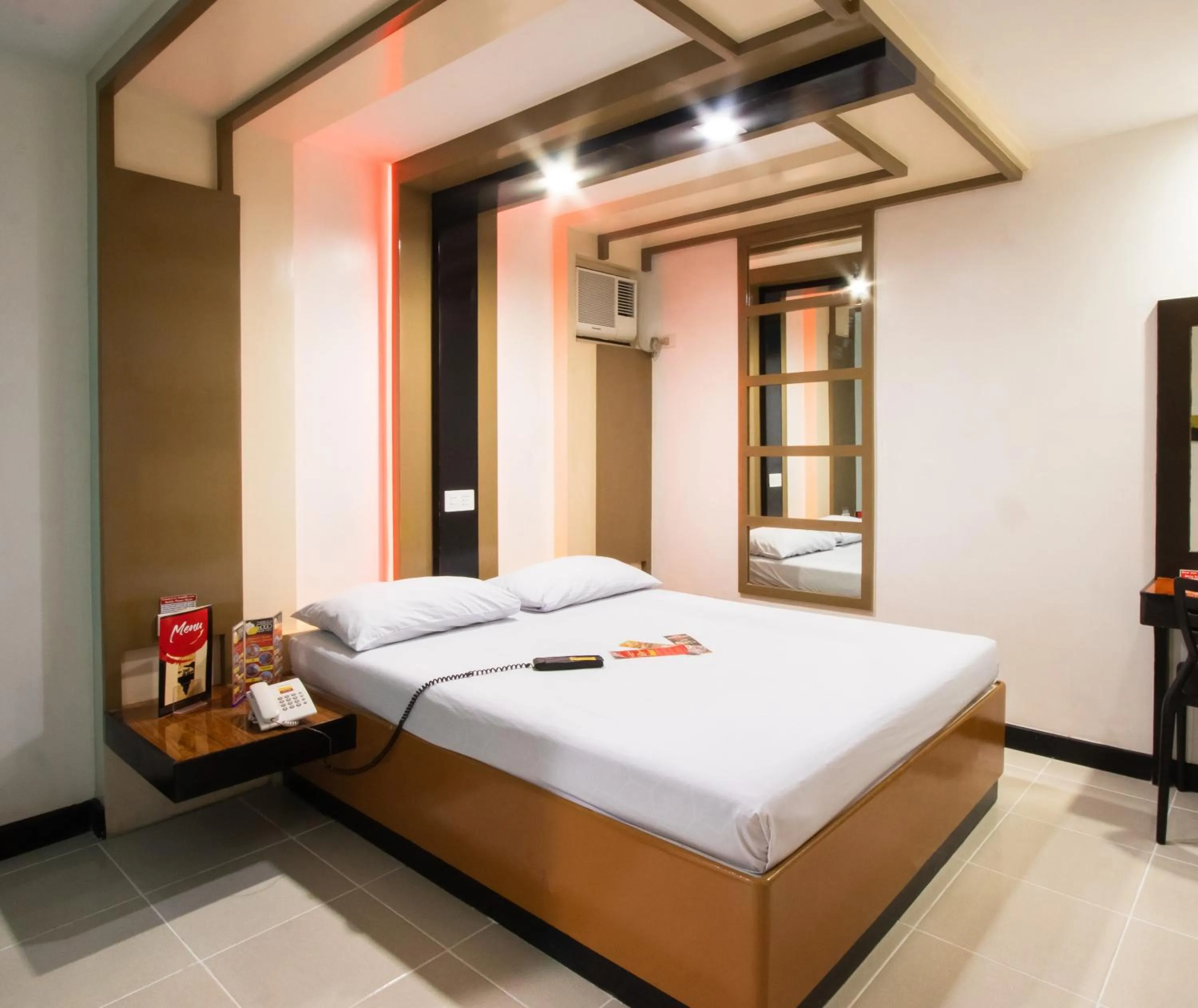 Photo of the whole room, Bed in Hotel Sogo Santolan