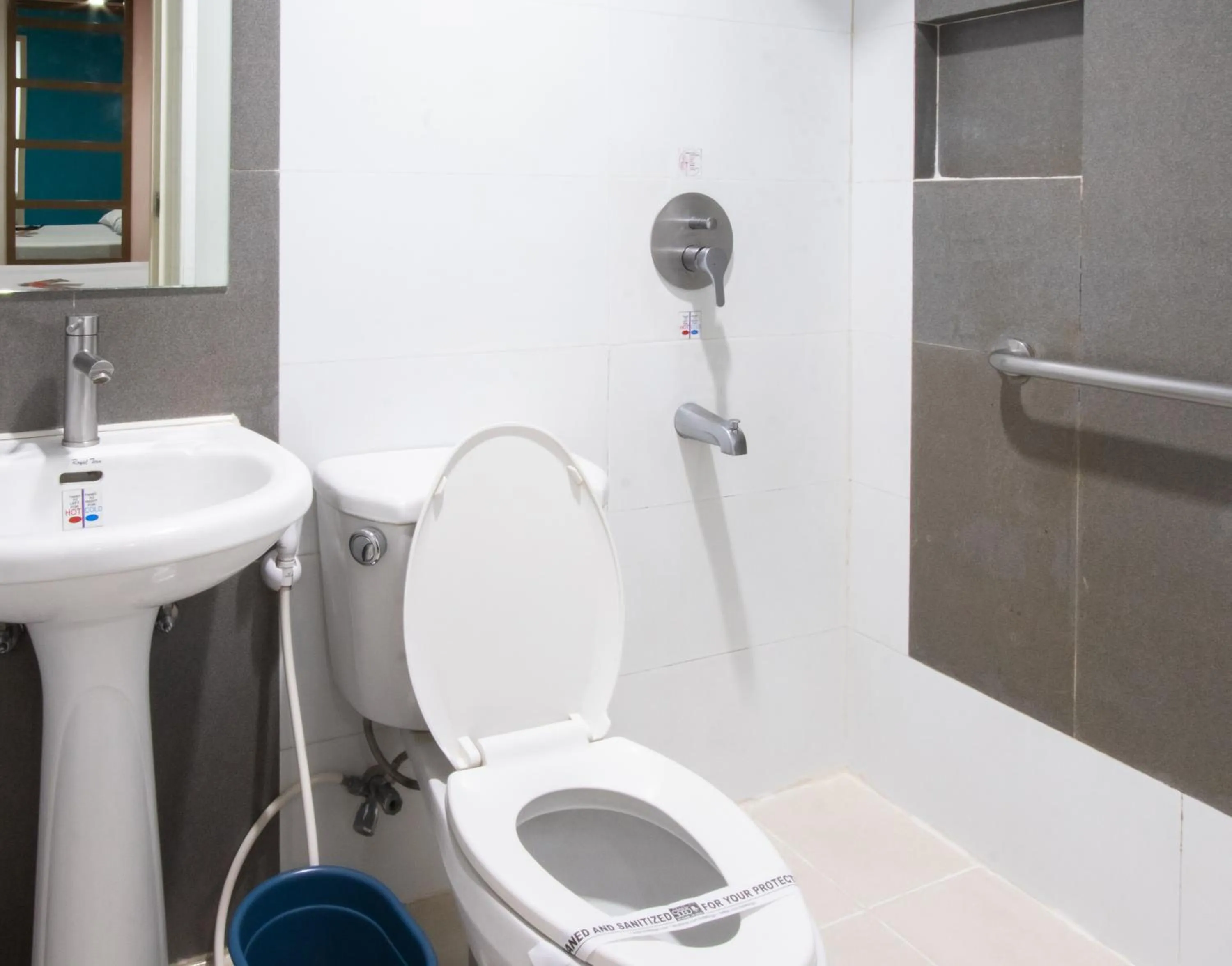 Bathroom in Hotel Sogo Santolan