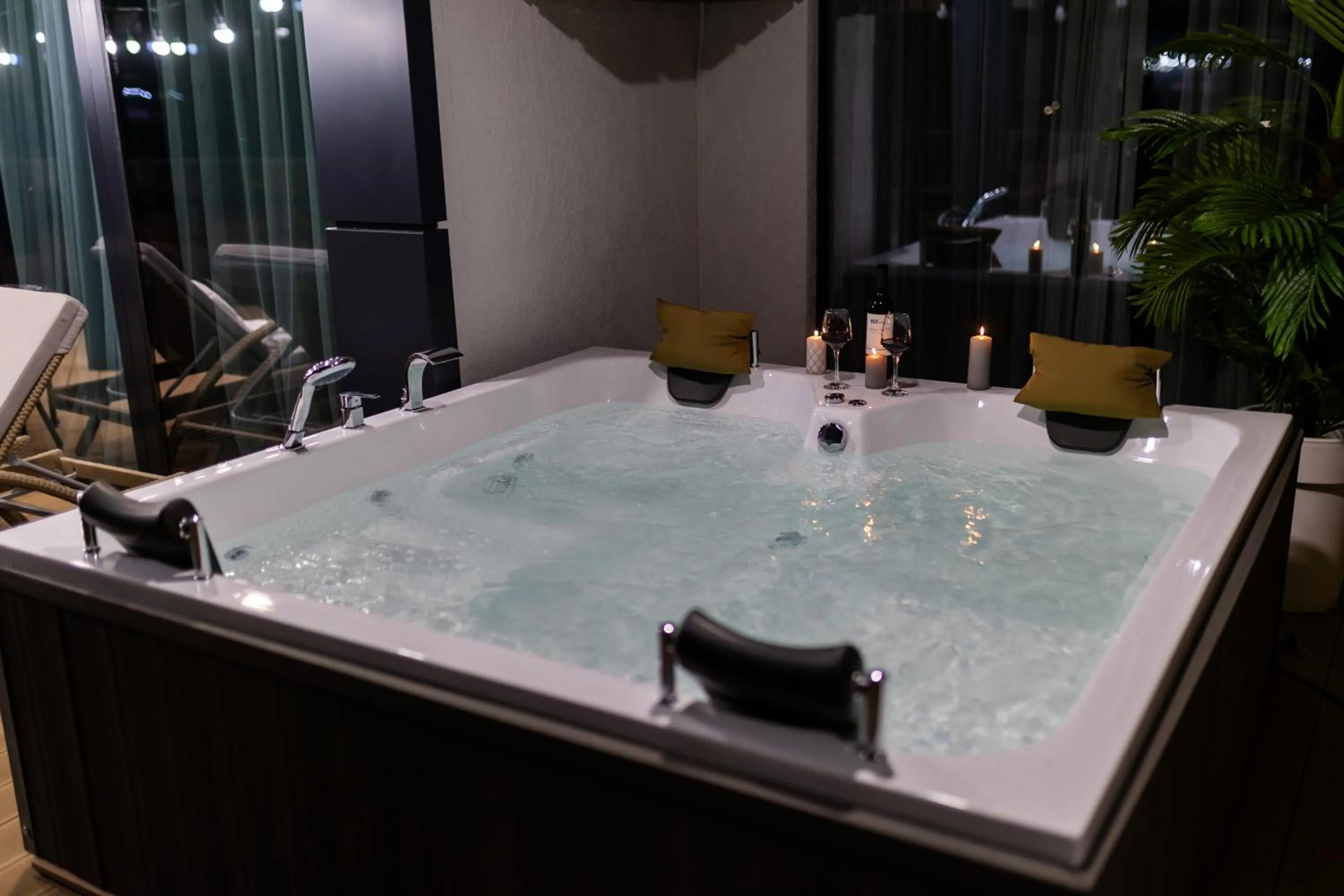 Hot Tub in Sunshine Residence & Hotel