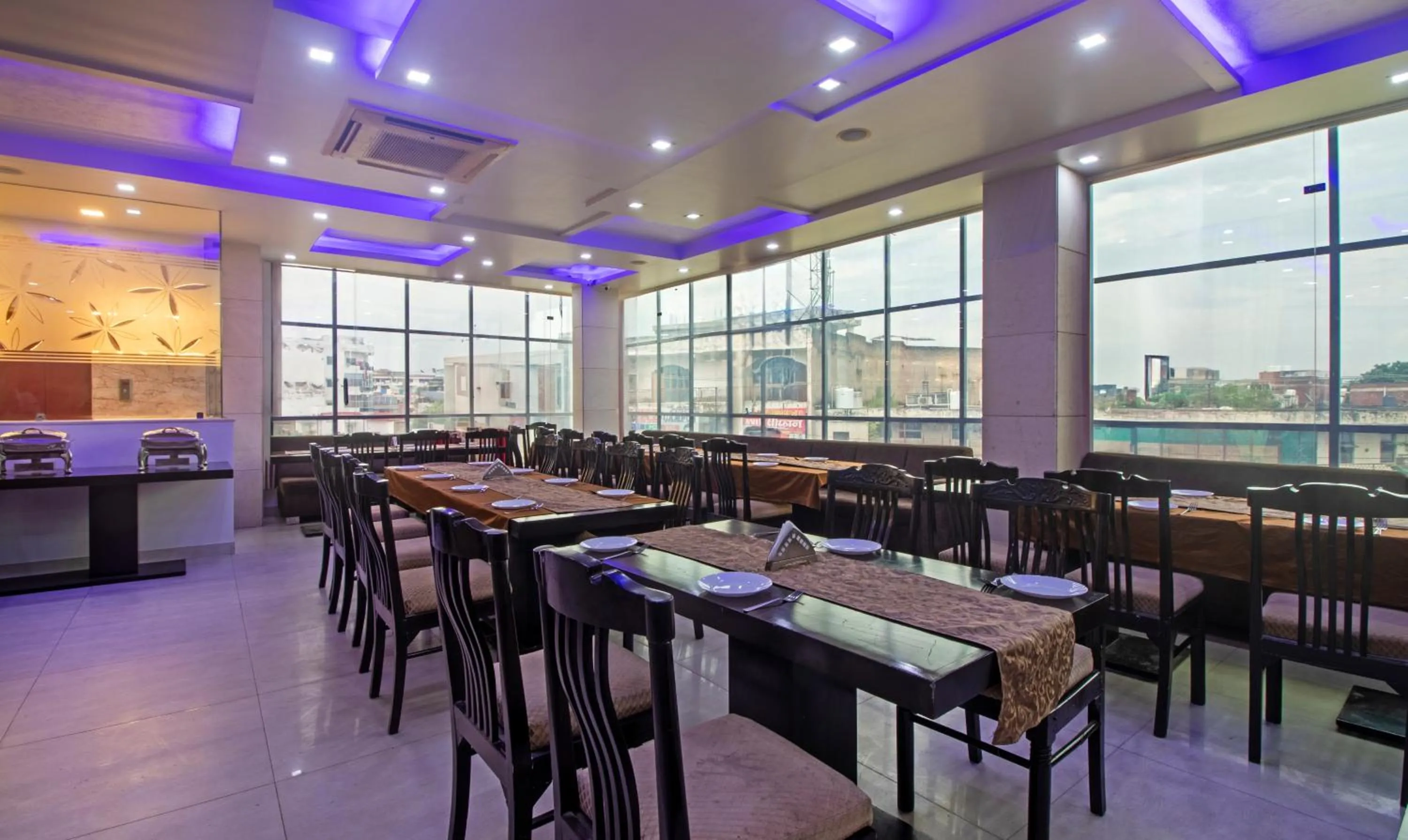 Restaurant/places to eat in Treebo Empire Red Carpet