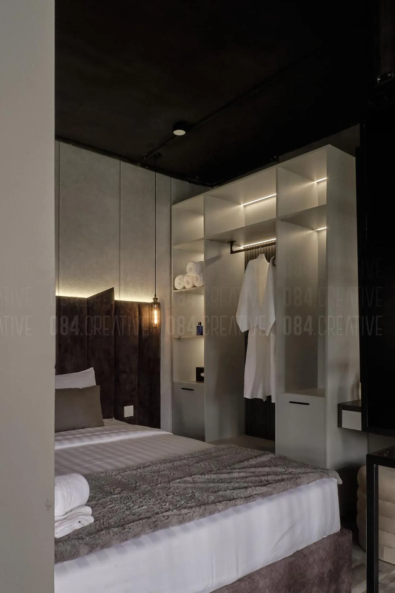 wardrobe in Simmi Signature Hotel & Apartment