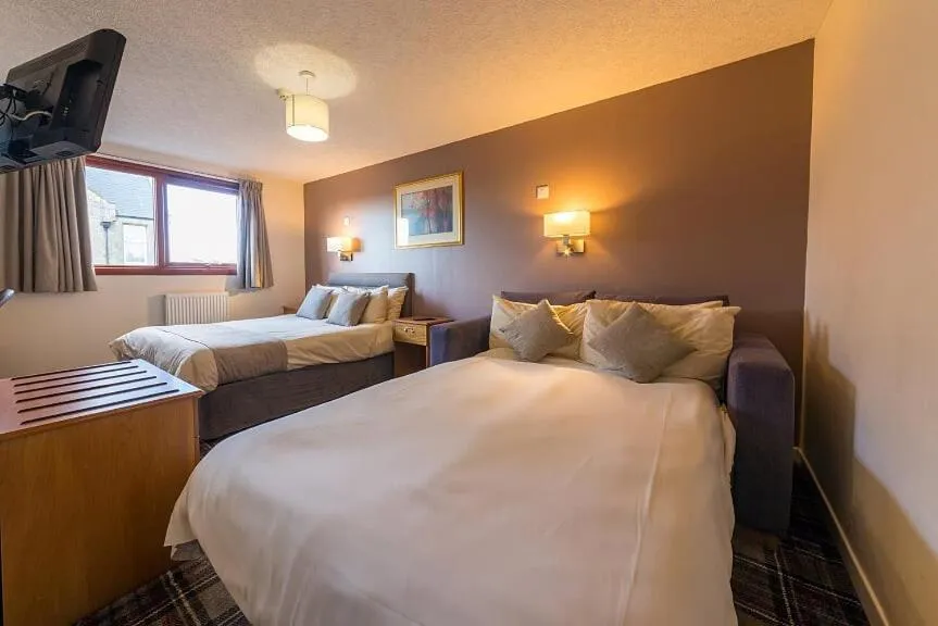 Bedroom, Bed in Castletown Hotel