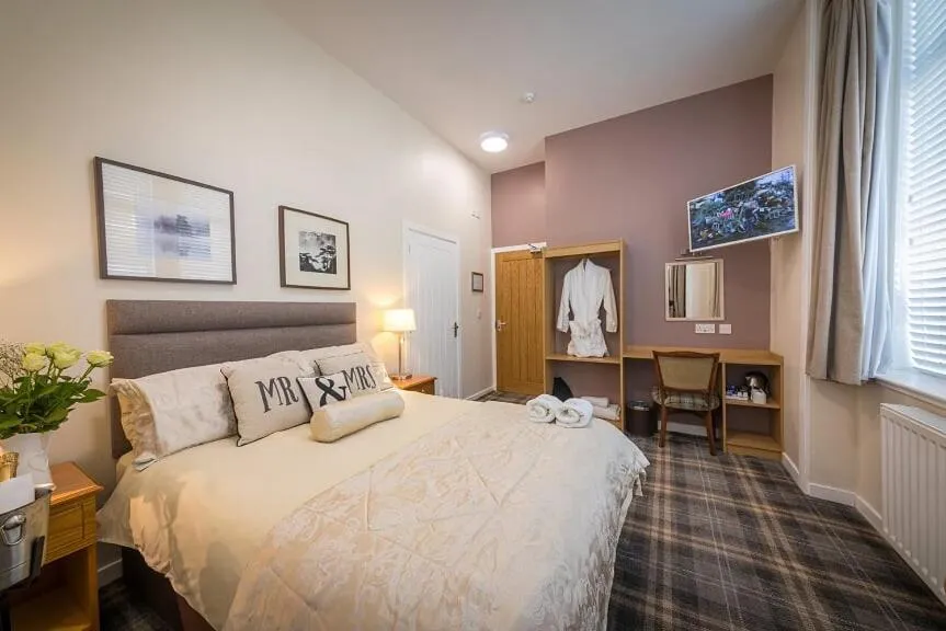 Property building, Bed in Castletown Hotel