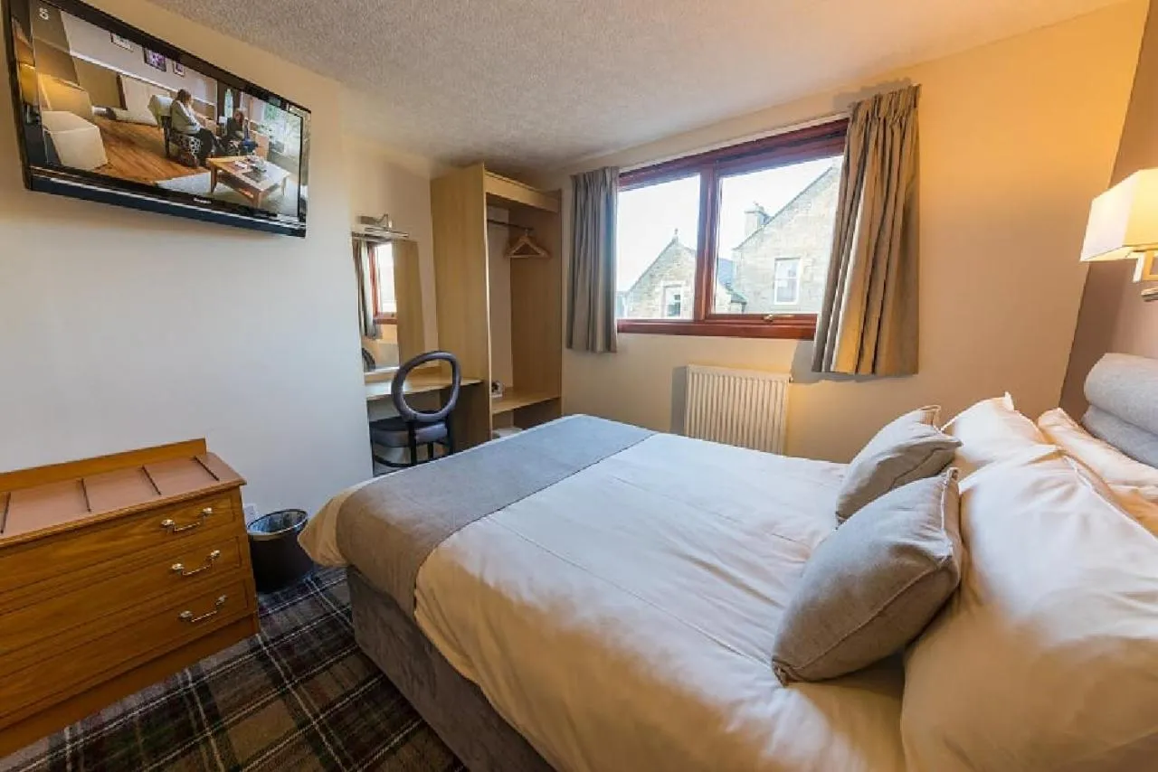 Bedroom, Bed in Castletown Hotel