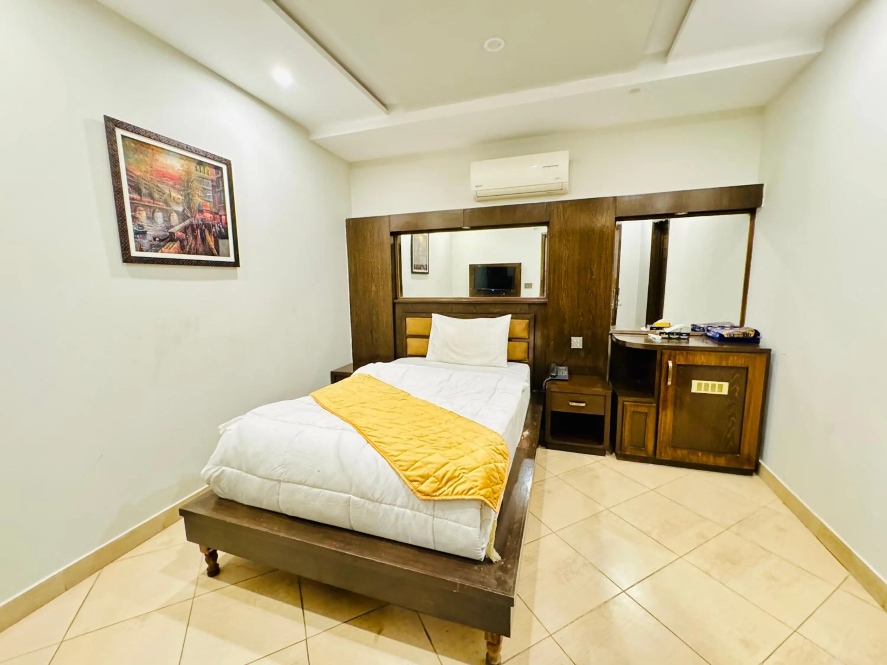 Bed in Bling International Hotel Multan