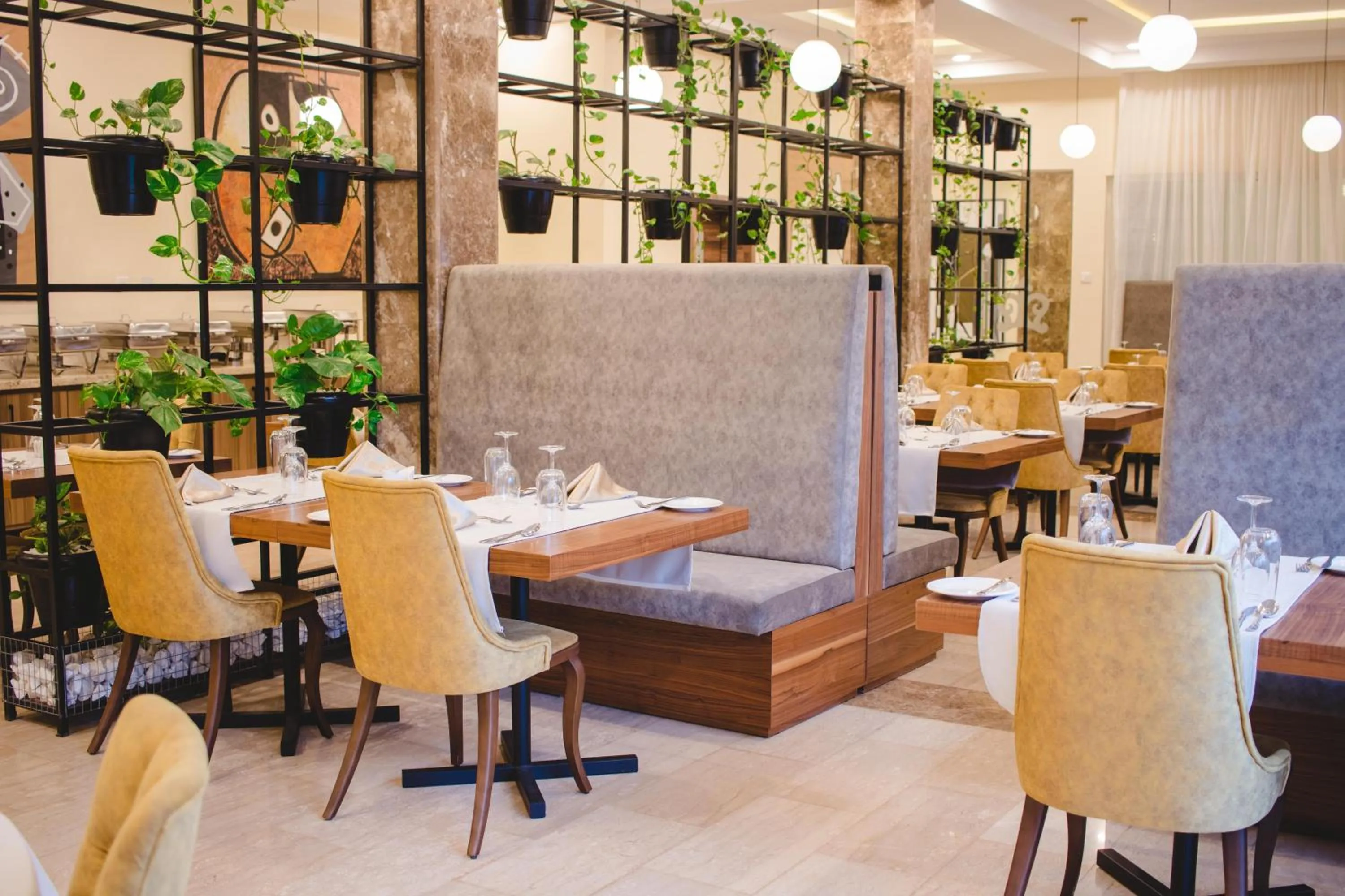 Restaurant/places to eat in BON Hotel Imperial