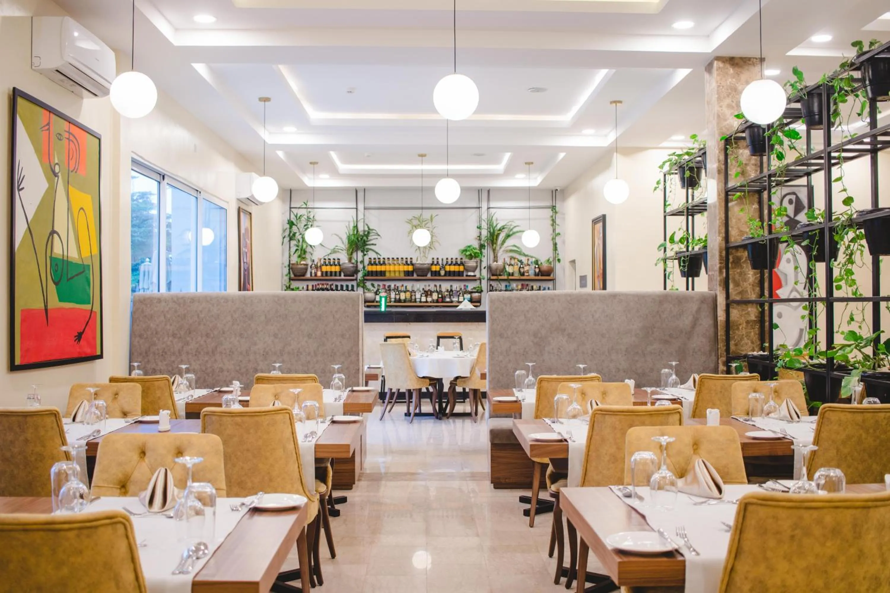 Restaurant/places to eat in BON Hotel Imperial