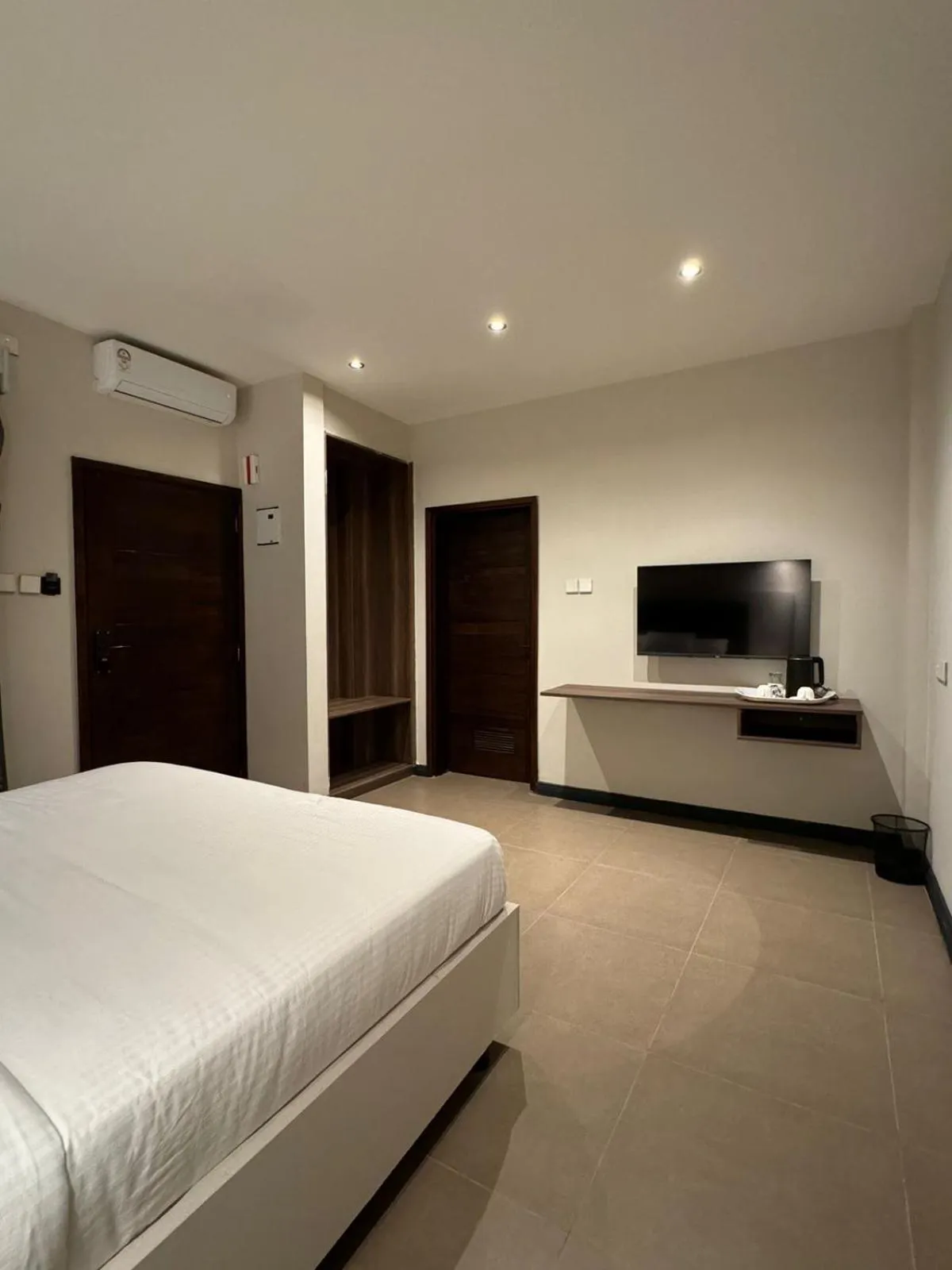 Communal lounge/ TV room, Bed in The Ivory Hotel