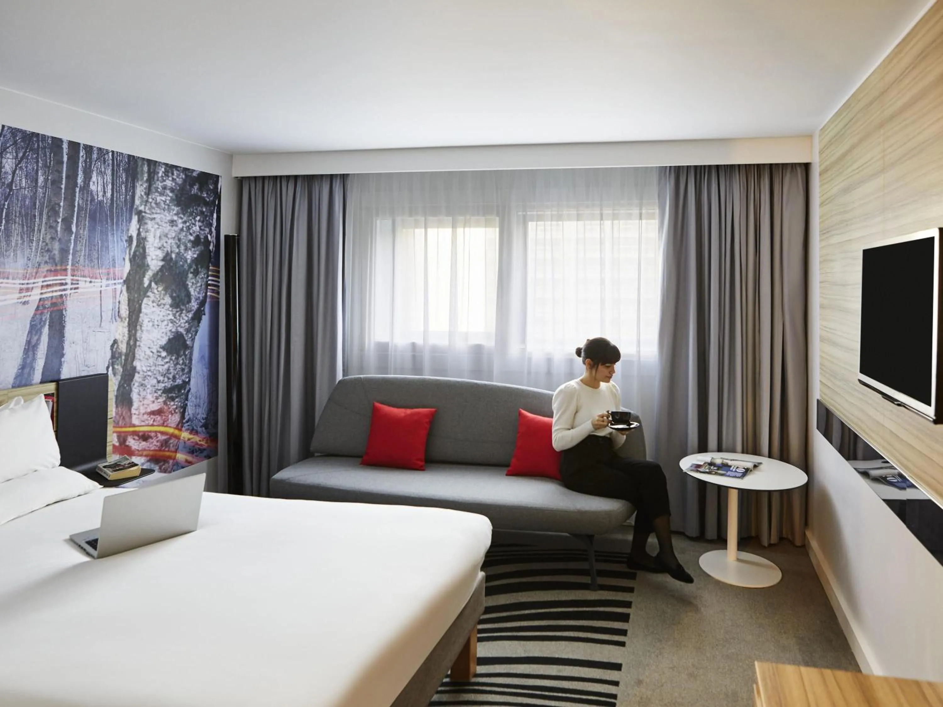Bedroom, Bed in Novotel Birmingham Airport Terminal Building - NEC