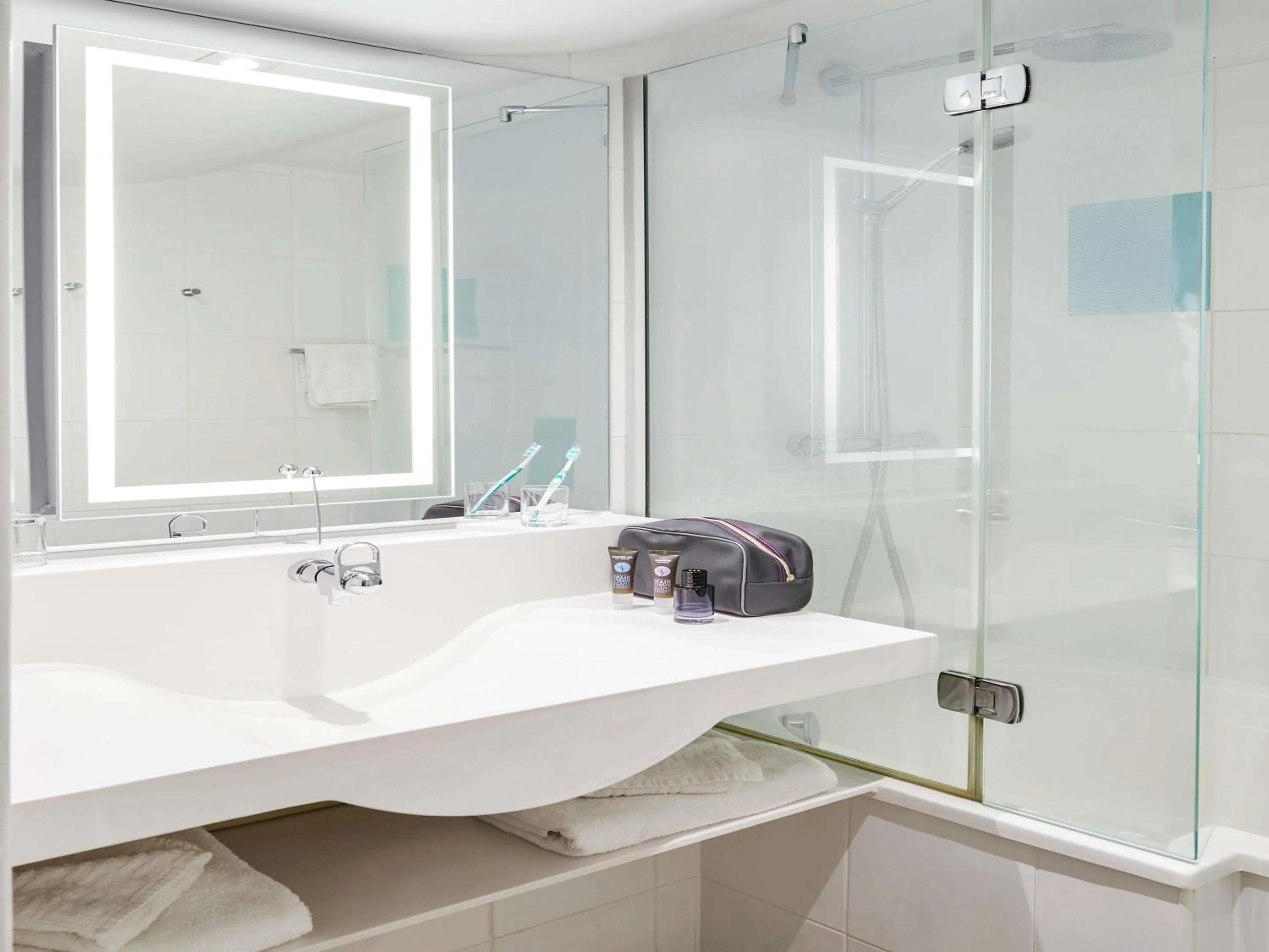 Bedroom in Novotel Birmingham Airport Terminal Building - NEC