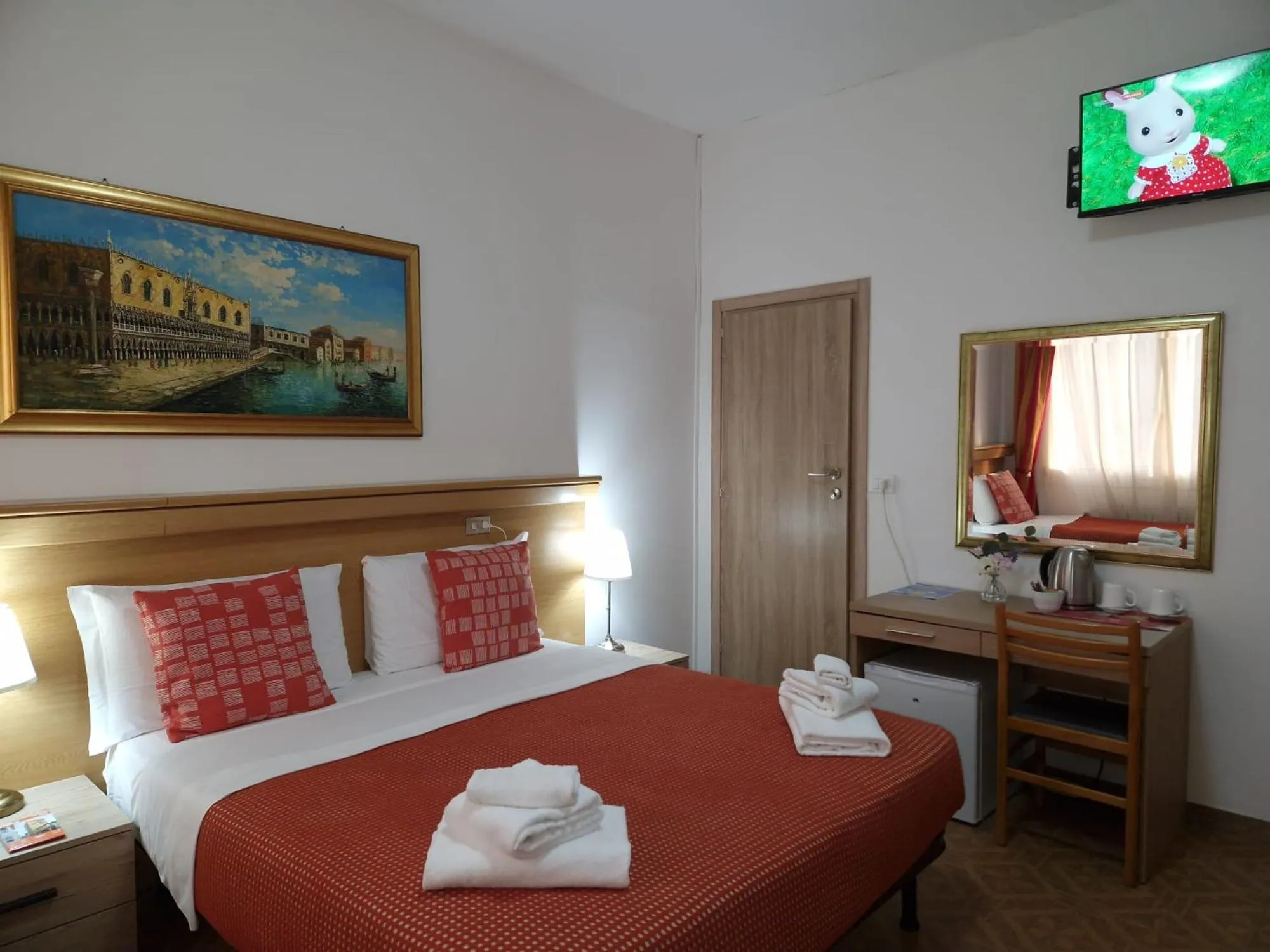 Communal lounge/ TV room, Bed in Hotel Tito