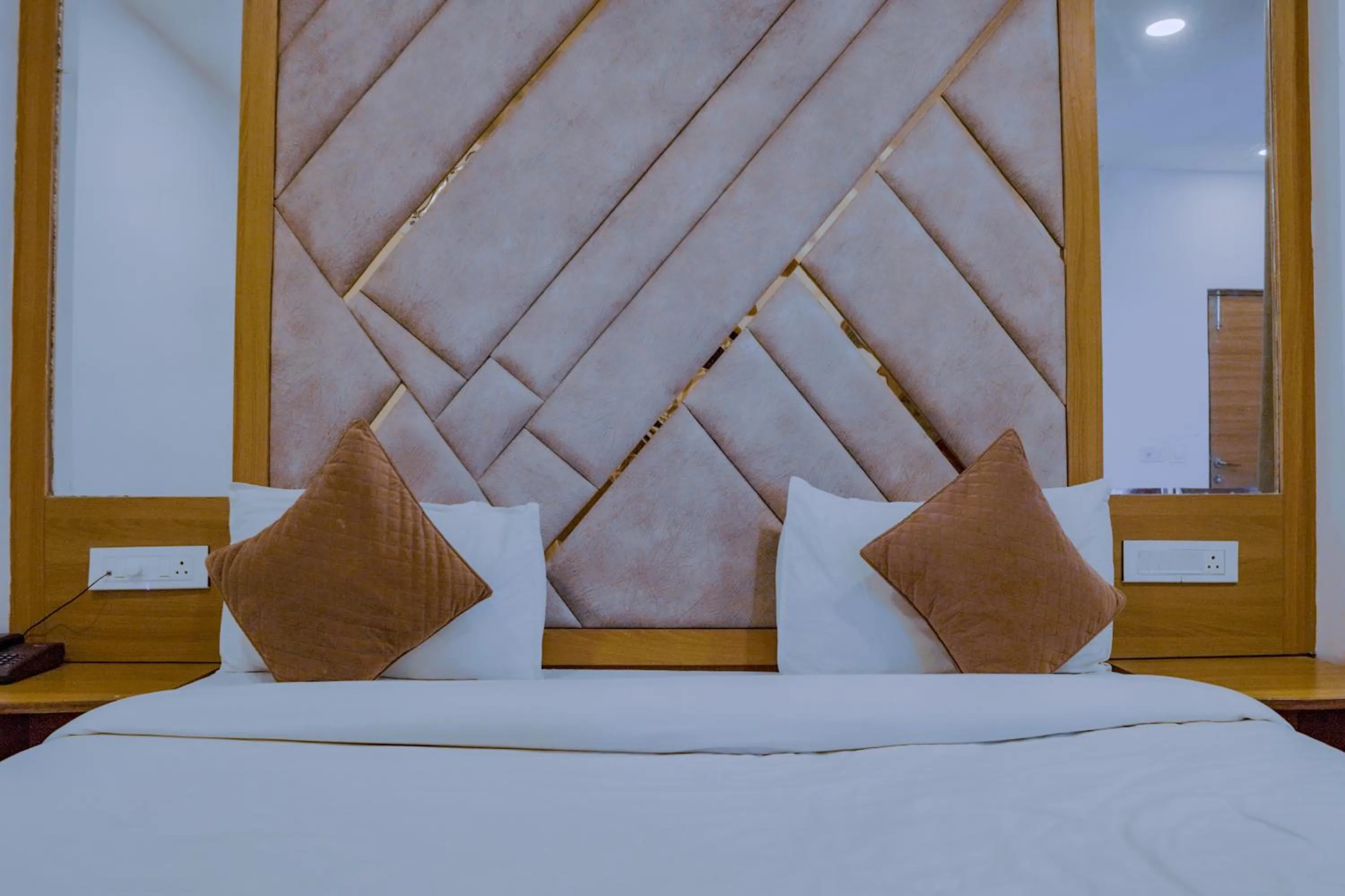 Bed in Hotel Lake View - Near Sukhna Lake