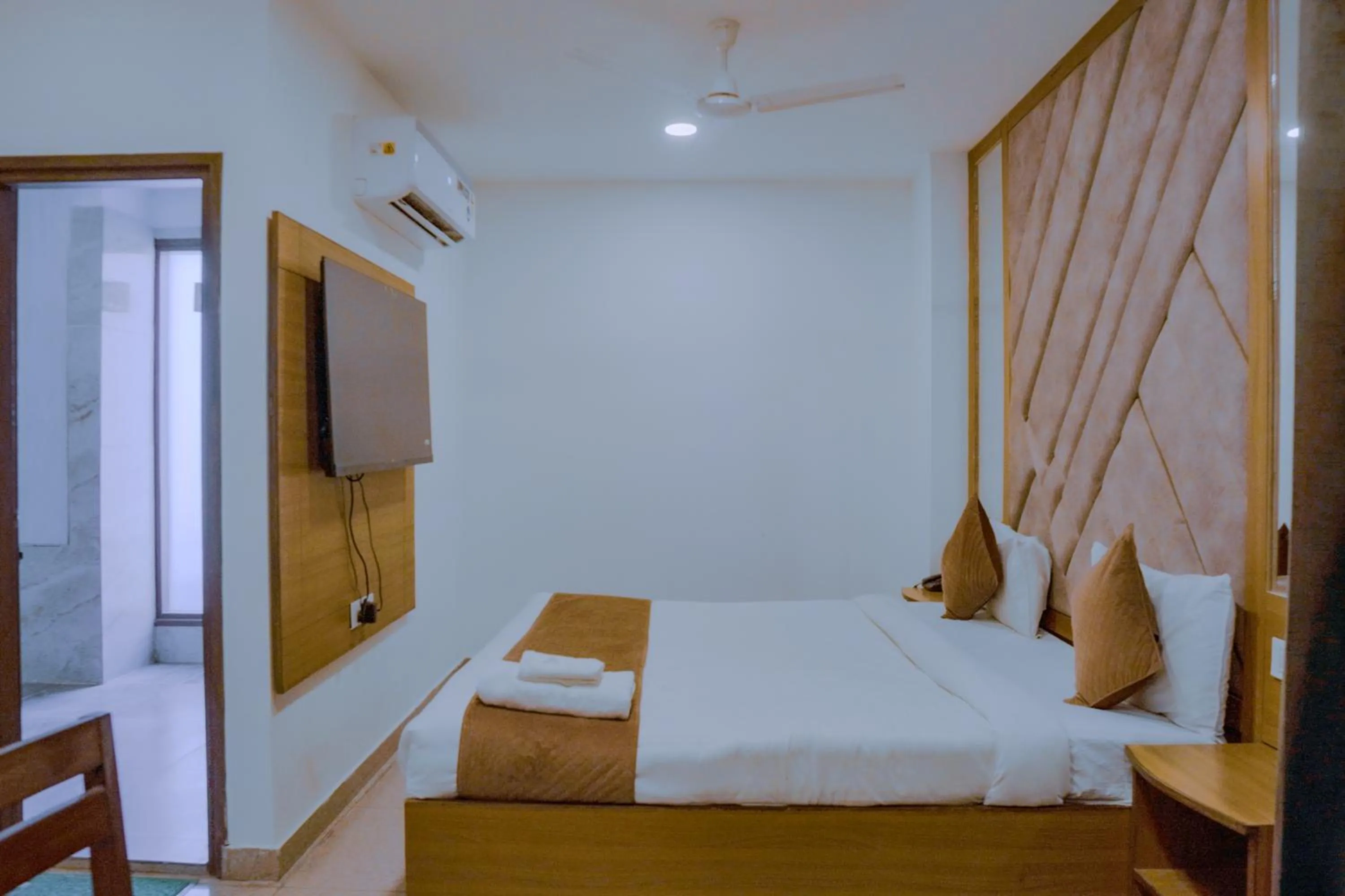 Bed in Hotel Lake View - Near Sukhna Lake